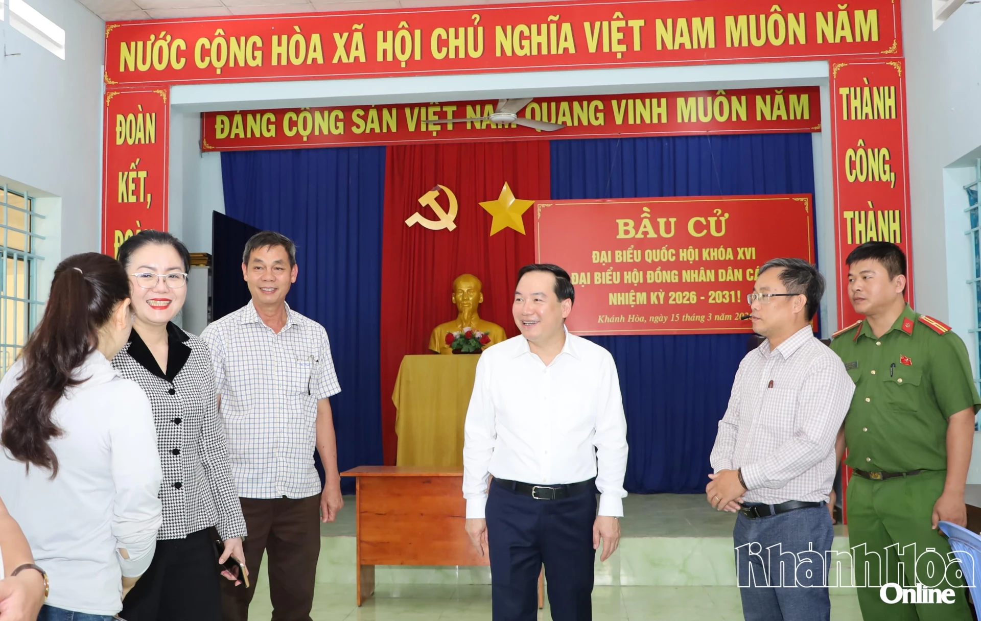 Đồng chí Hồ Xuân Trường kiểm tra khu vực bỏ phiếu thôn Xuân Tự xã Vạn Hưng.