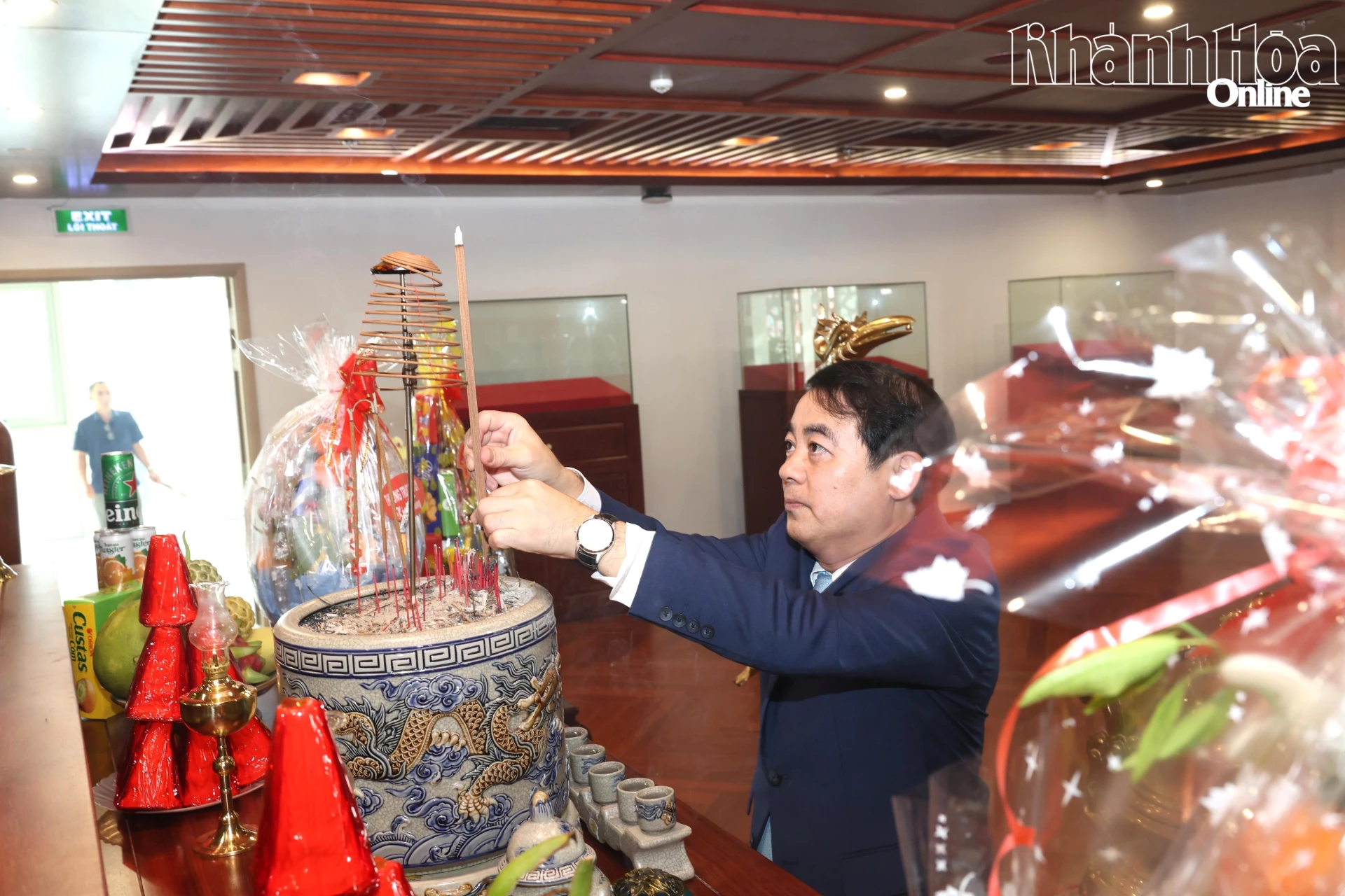 Bí thư Tỉnh ủy Nghiêm Xuân Thành dâng hương tưởng niệm Chủ tịch Hồ Chí Minh  