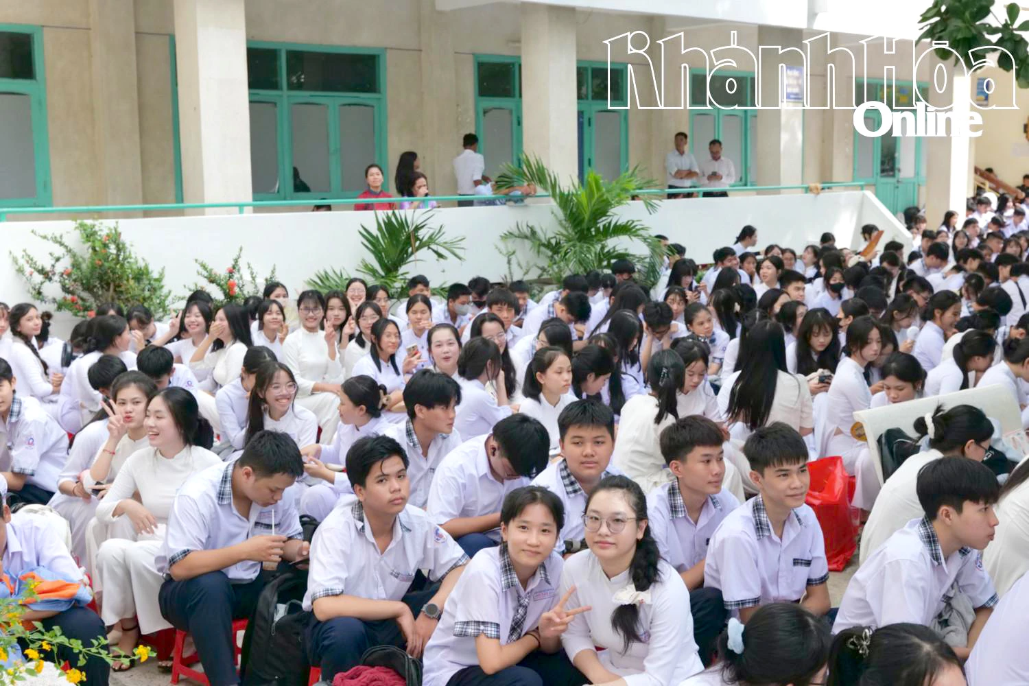 Học sinh Trường THPT Chu VĂn An tham dự chương trình chung của Lễ kỷ niệm 80 năm thành lập Bộ Quốc gia Giáo dục.