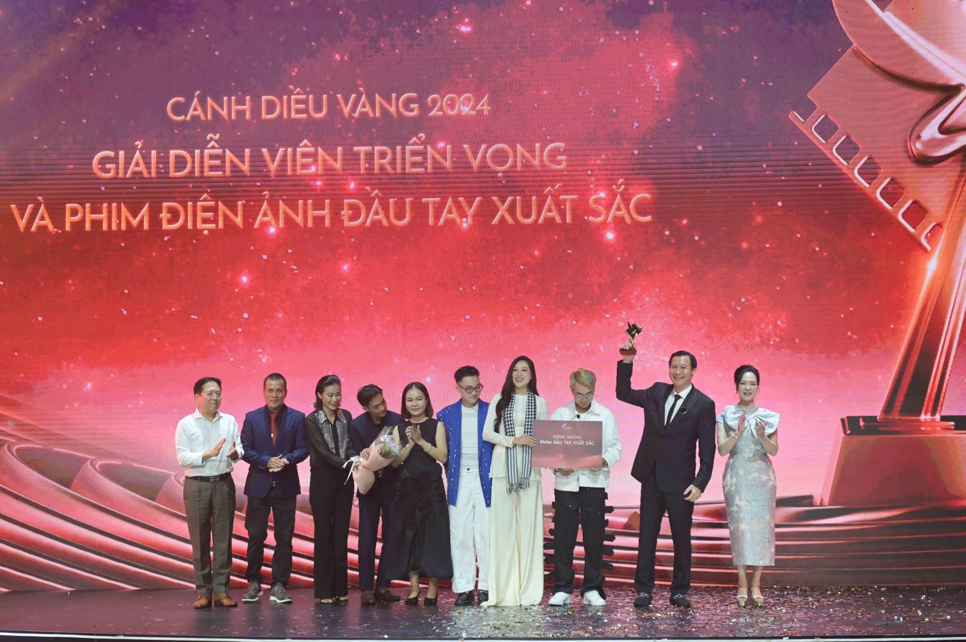 Giải phim điện ảnh đầu tay xuất sắc thuộc về phim Hai Muối.