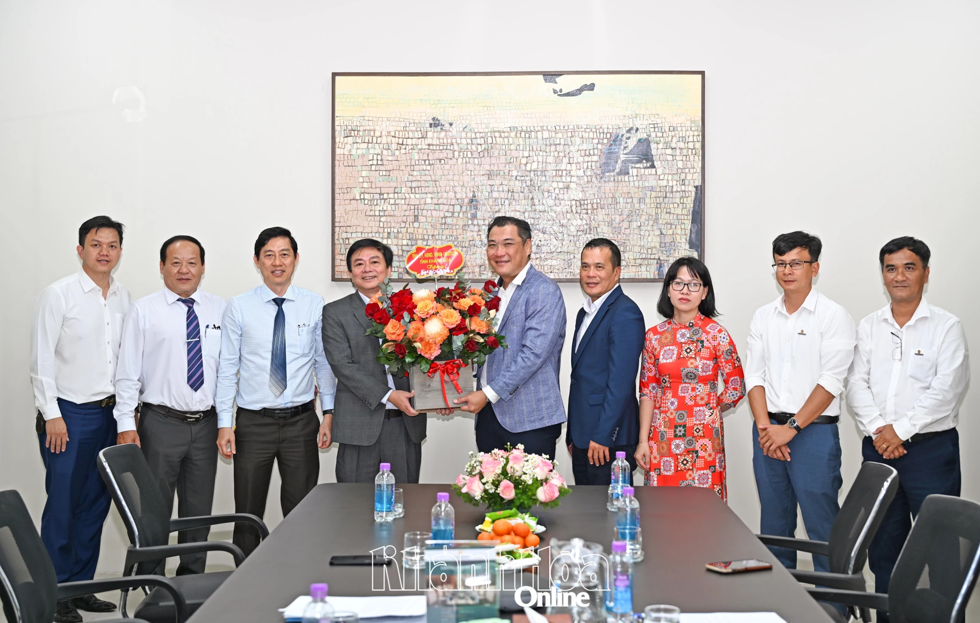 Phó Chủ tịch Thường trực HĐND tỉnh Lữ Thanh Hải tặng hoa chúc mừng Công ty Cổ phần Vegacity nhân dịp xuân mới.