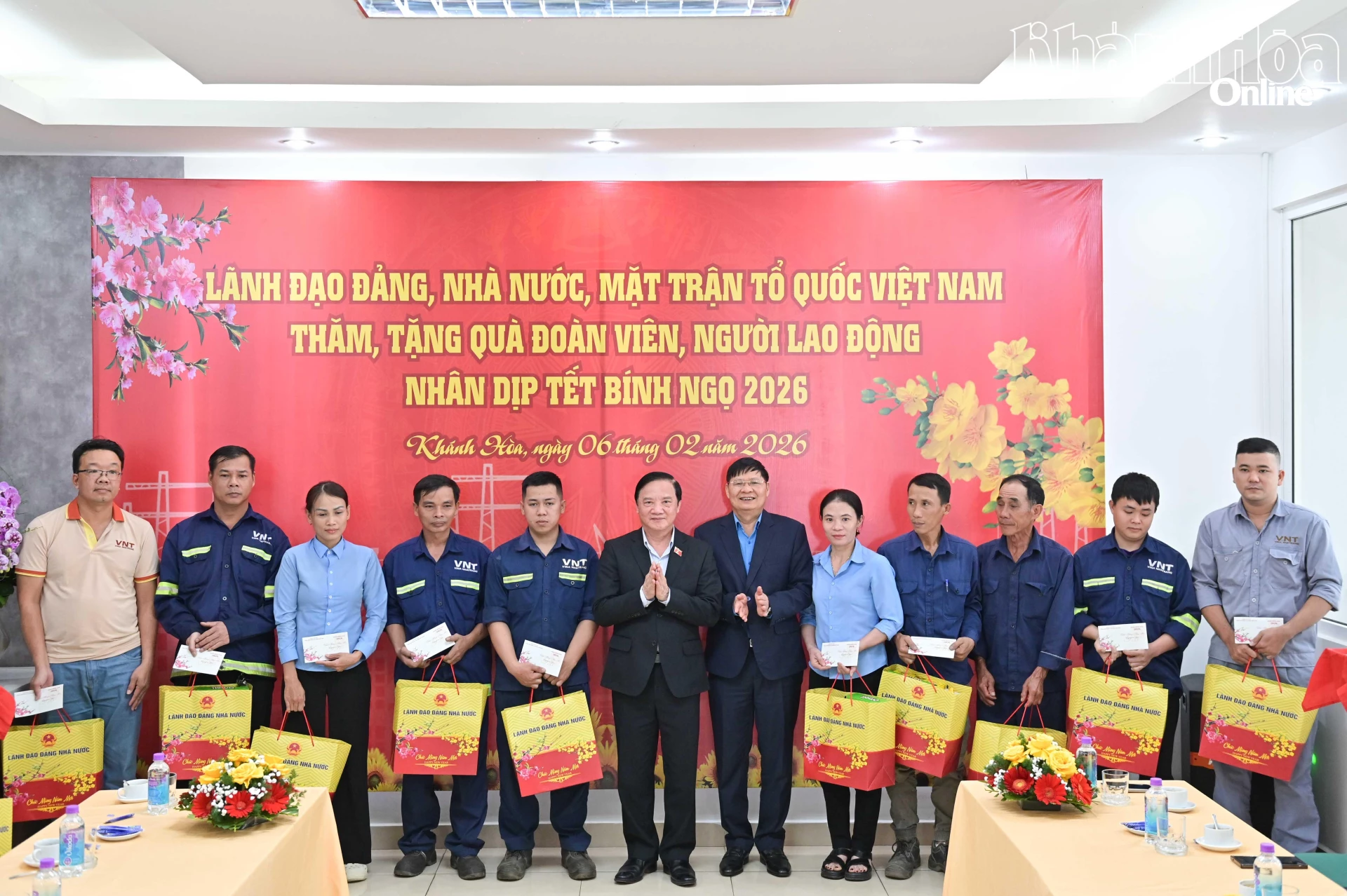 Phó Chủ tịch Quốc hội Nguyễn Khắc Định trao quà cho người lao động của Công ty Cổ phần Cơ khí Vina Nha Trang.