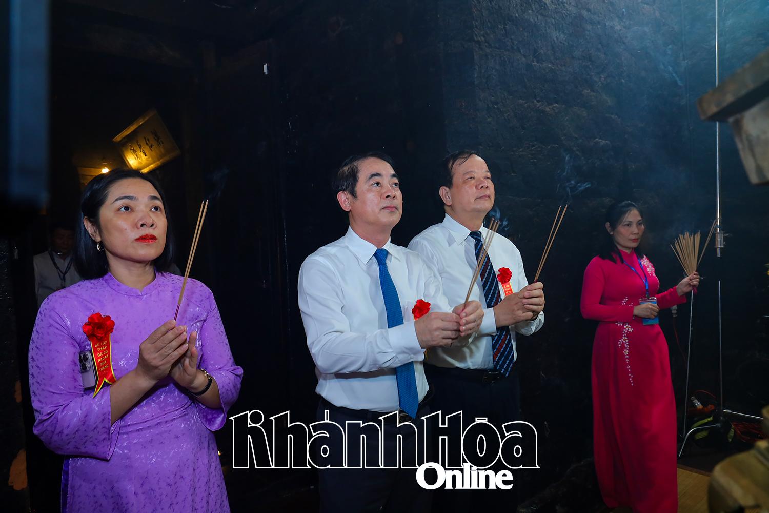 Bí thư Tỉnh ủy Nghiêm Xuân Thành dâng hương lên Thiên Y A Na Thánh Mẫu.