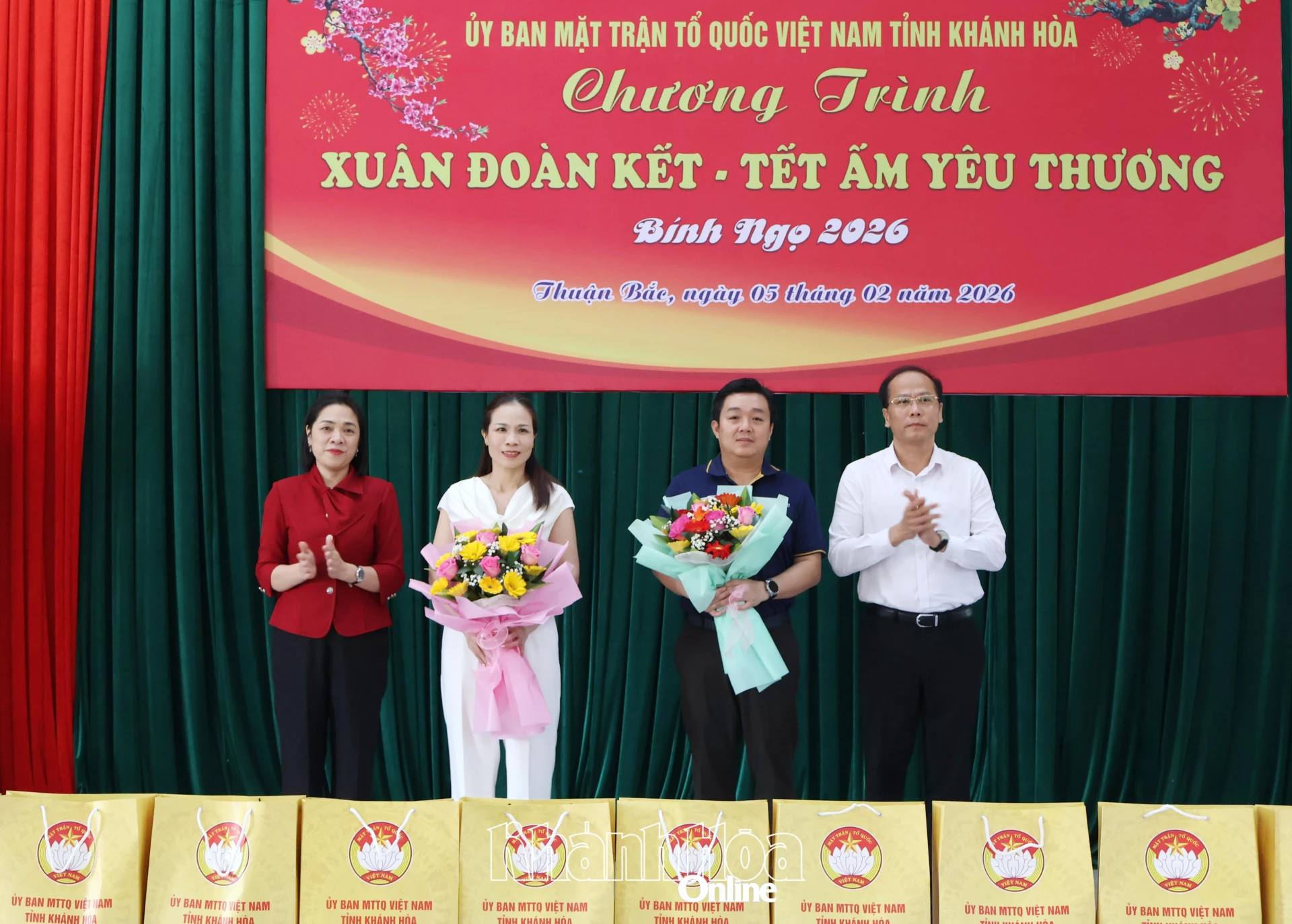 Phó Bí thư Tỉnh ủy Nguyễn Khắc Hà và Phó Chủ tịch Thường trực Ủy ban MTTQ Việt Nam tỉnh Trần Thu Mai tặng hoa cảm ơn các đơn vị tài trợ.