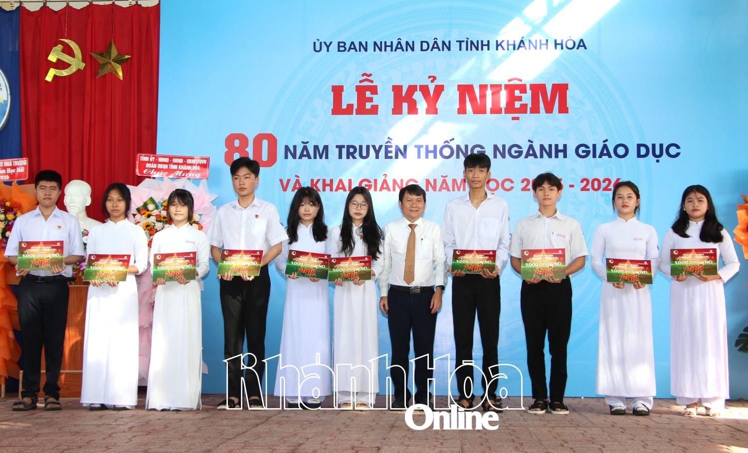 Đại diện Ngân hàng Vietcombank Chi nhánh Khánh Hòa trao học bổng cho học sinh có hoàn cảnh khó khăn. 