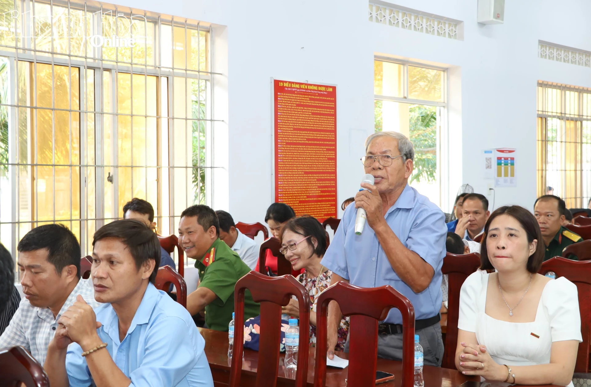 Cử tri xã Đại Lãnh nêu ý kiến tại hội nghị.