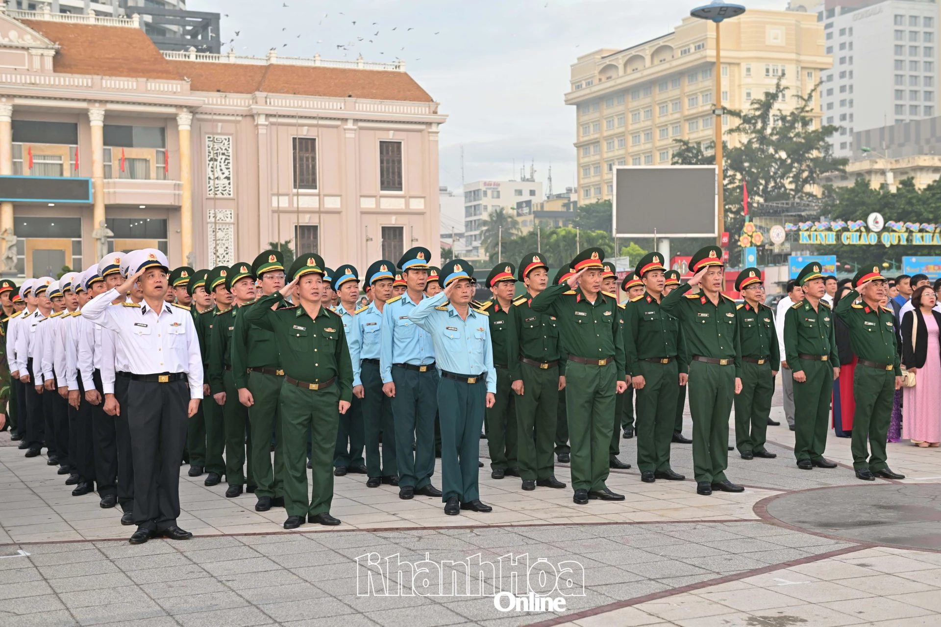 Các đại biểu thực hiện nghi thức chào cờ.