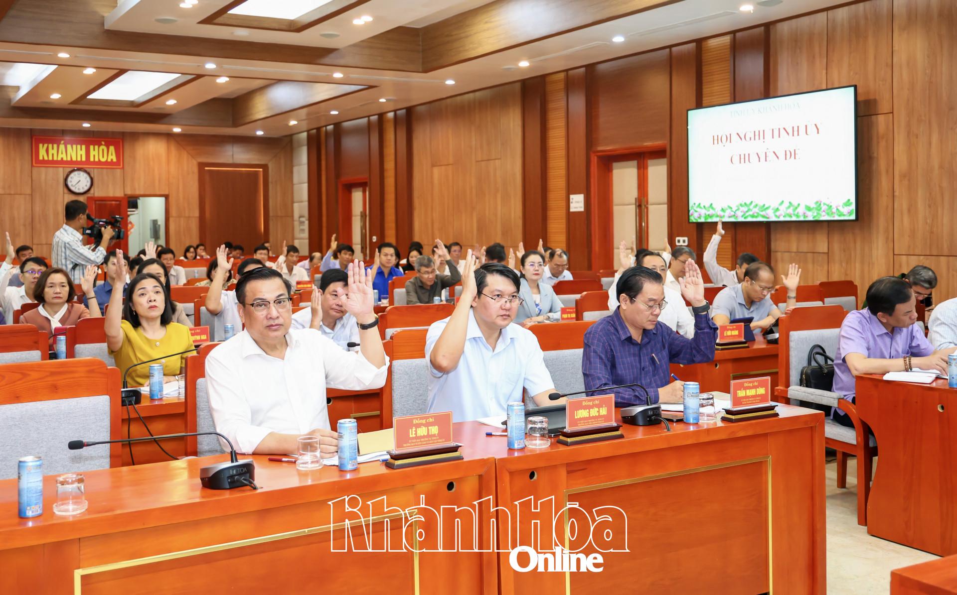 Tỉnh ủy biểu quyết thông qua nghị quyết hội nghị.