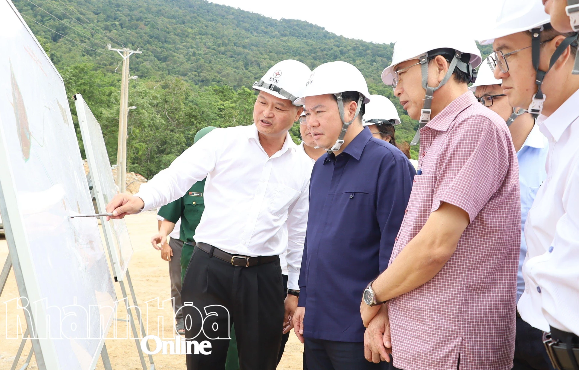 Đồng chí Hồ Xuân Trường kiểm tra thực địa triển khai Dự án Thuỷ điện tích năng Bác Ái.