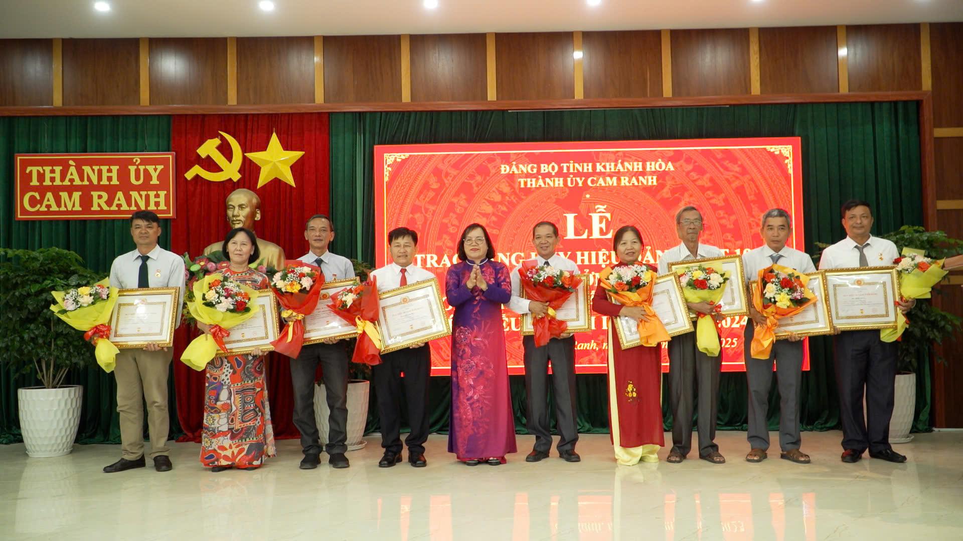 lãnh đạo Thành uỷ Cam Ranh trao Huy hiệu đảng cho đảng viên 30 tuổi đảng.