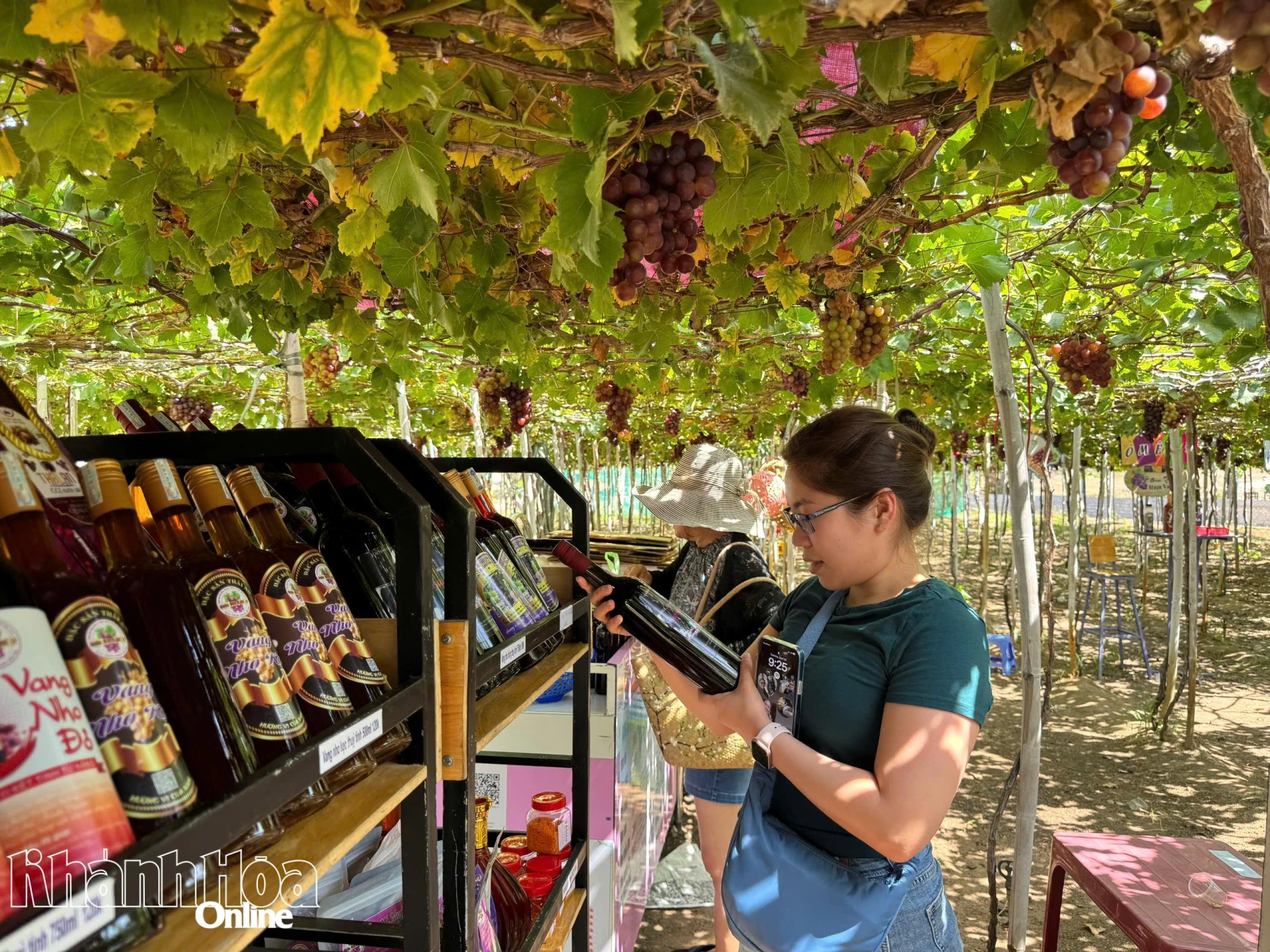 Ngoài tham quan, du khách còn được thưởng thức và mua các sản phẩm đặc trưng của địa phương về làm quà.