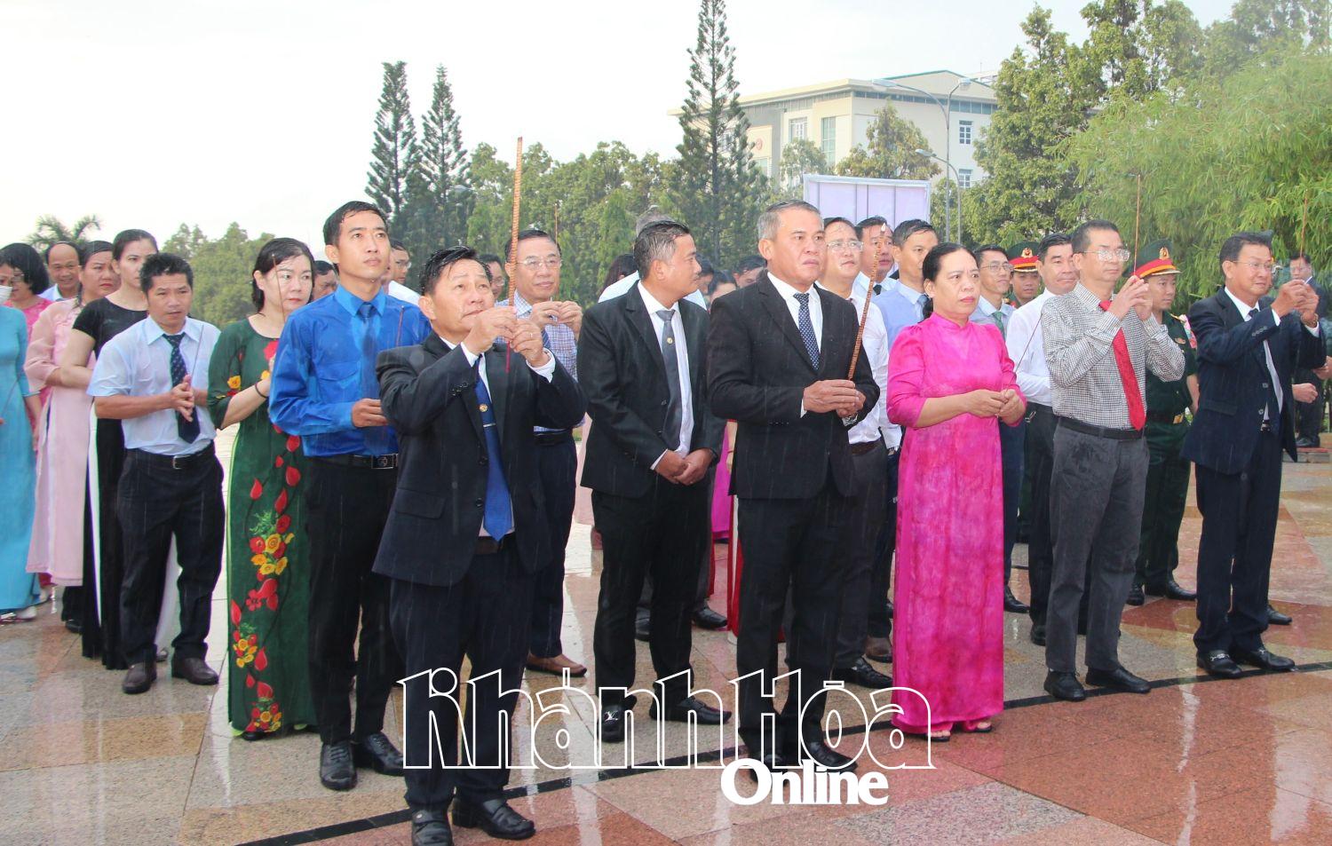 Lãnh đạo UBND TP. Cam Ranh dâng hương tưởng nhớ công ơn Bác Hồ.