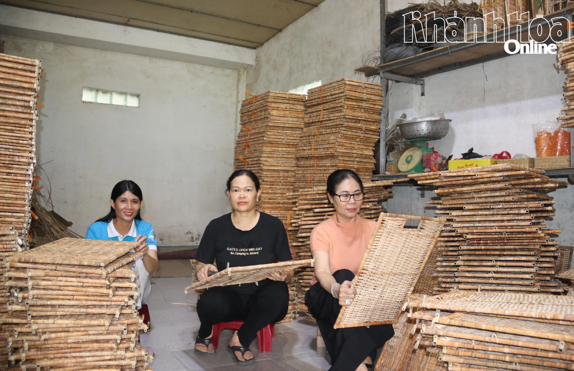 Tổ liên kết đan mây tre lá của Chi hội Phụ nữ Tổ dân phố Phước Đa 3 tạo việc làm ổn định cho nhiều phụ nữ.