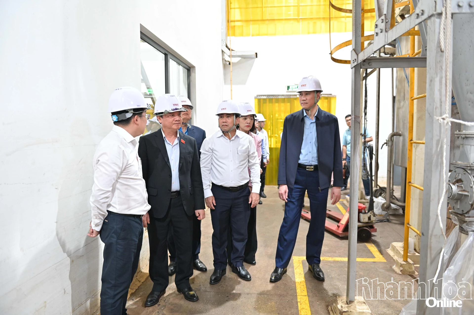 Phó Chủ tịch Quốc hội Nguyễn Khắc Định thăm khu sản xuất của Công ty Cổ phần Cơ khí Vina Nha Trang.