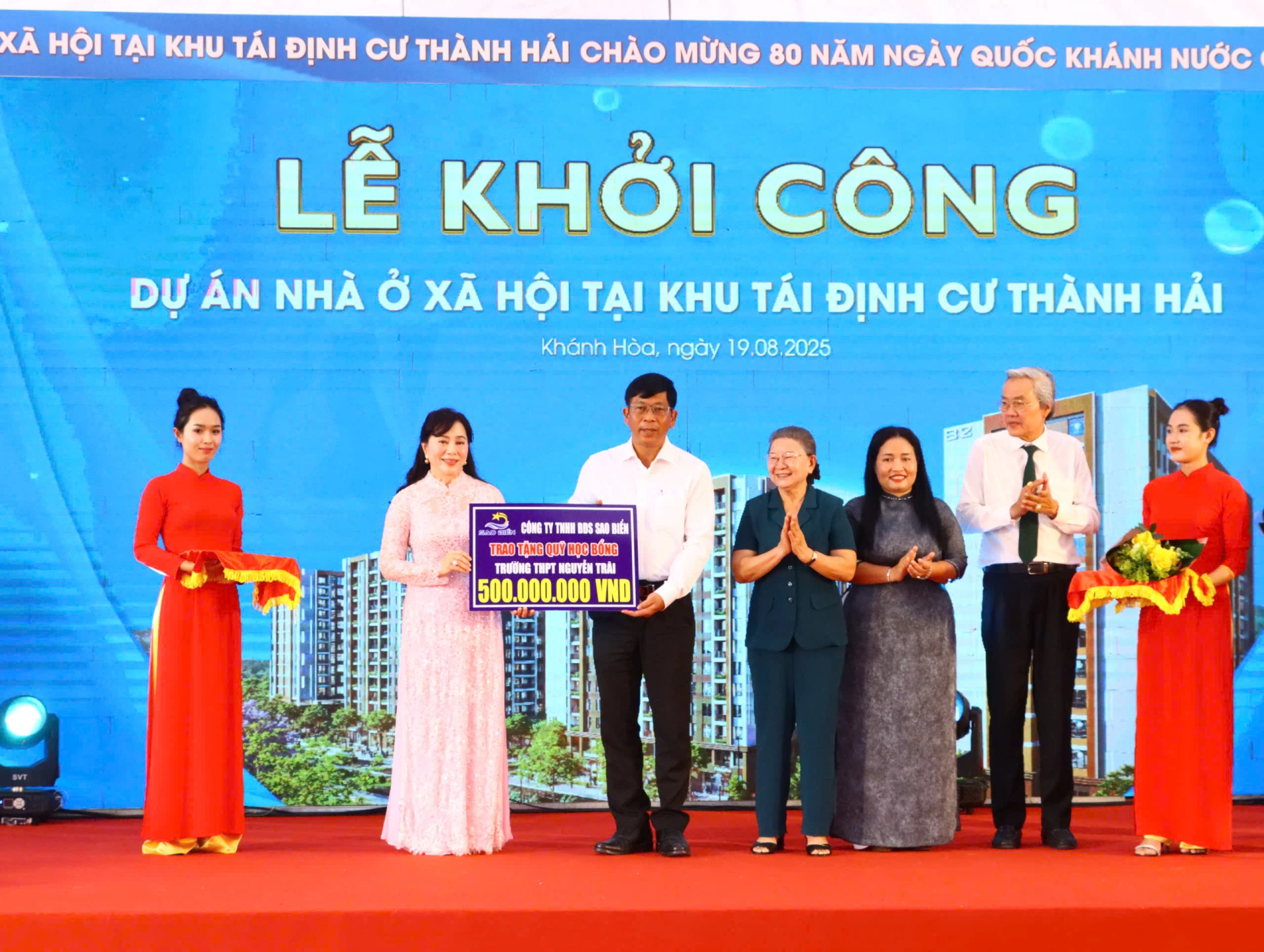 Lãnh đạo Tập đoàn Hoàng Quân và chủ đầu tư trao tặng 500 triệu đồng học bổng khuyến học cho Trường THPT Nguyễn Trãi.