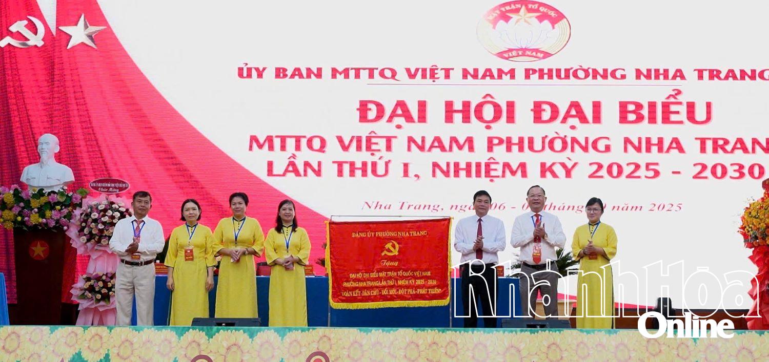 Đảng ủy phường tặng bức trướng chúc mừng đại hội