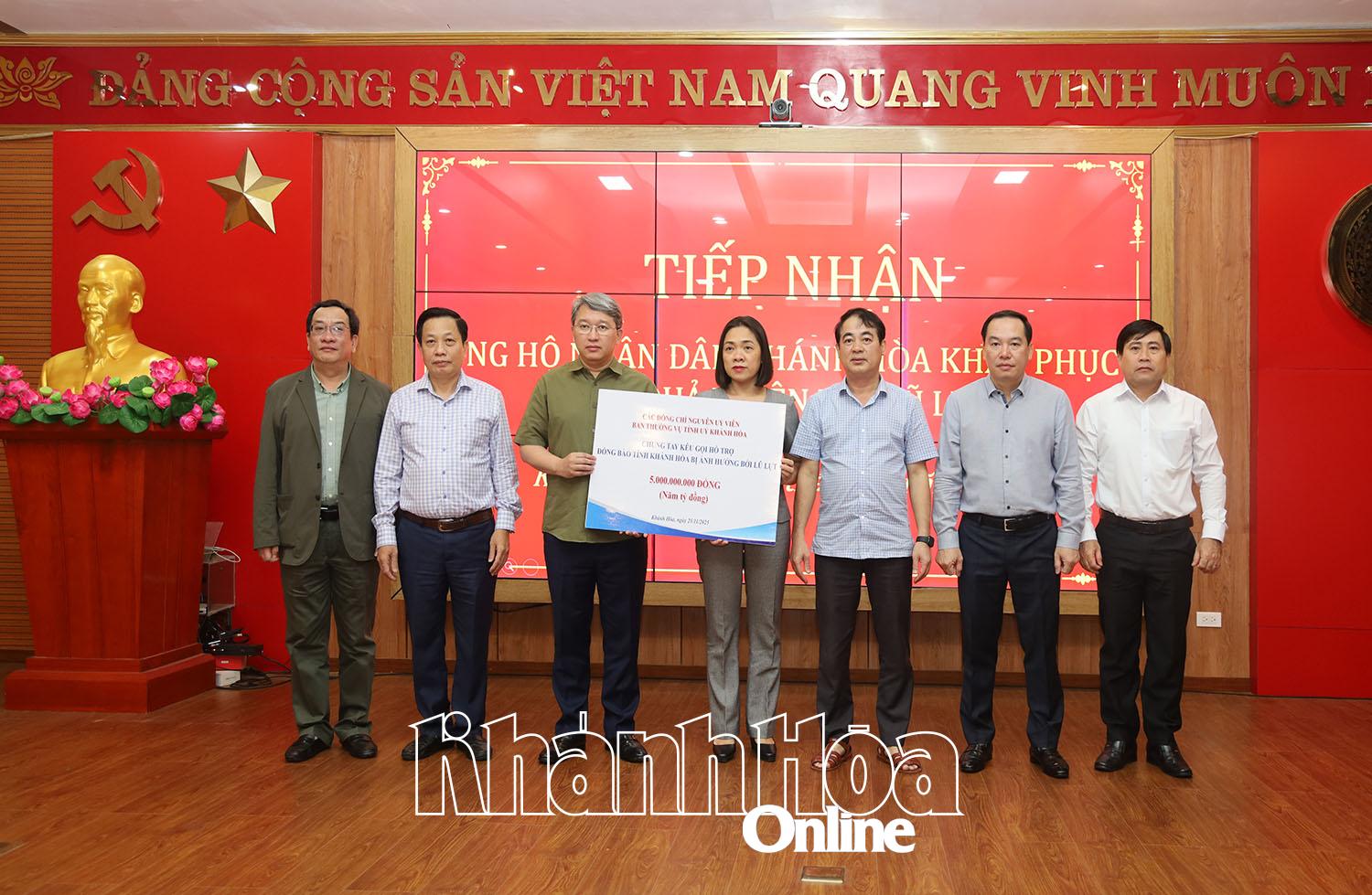 Các đồng chí lãnh đạo tỉnh tiếp nhận bảng tượng trưng khoản kinh phí do các đồng chí nguyên lãnh đạo tỉnh vận động hỗ trợ.