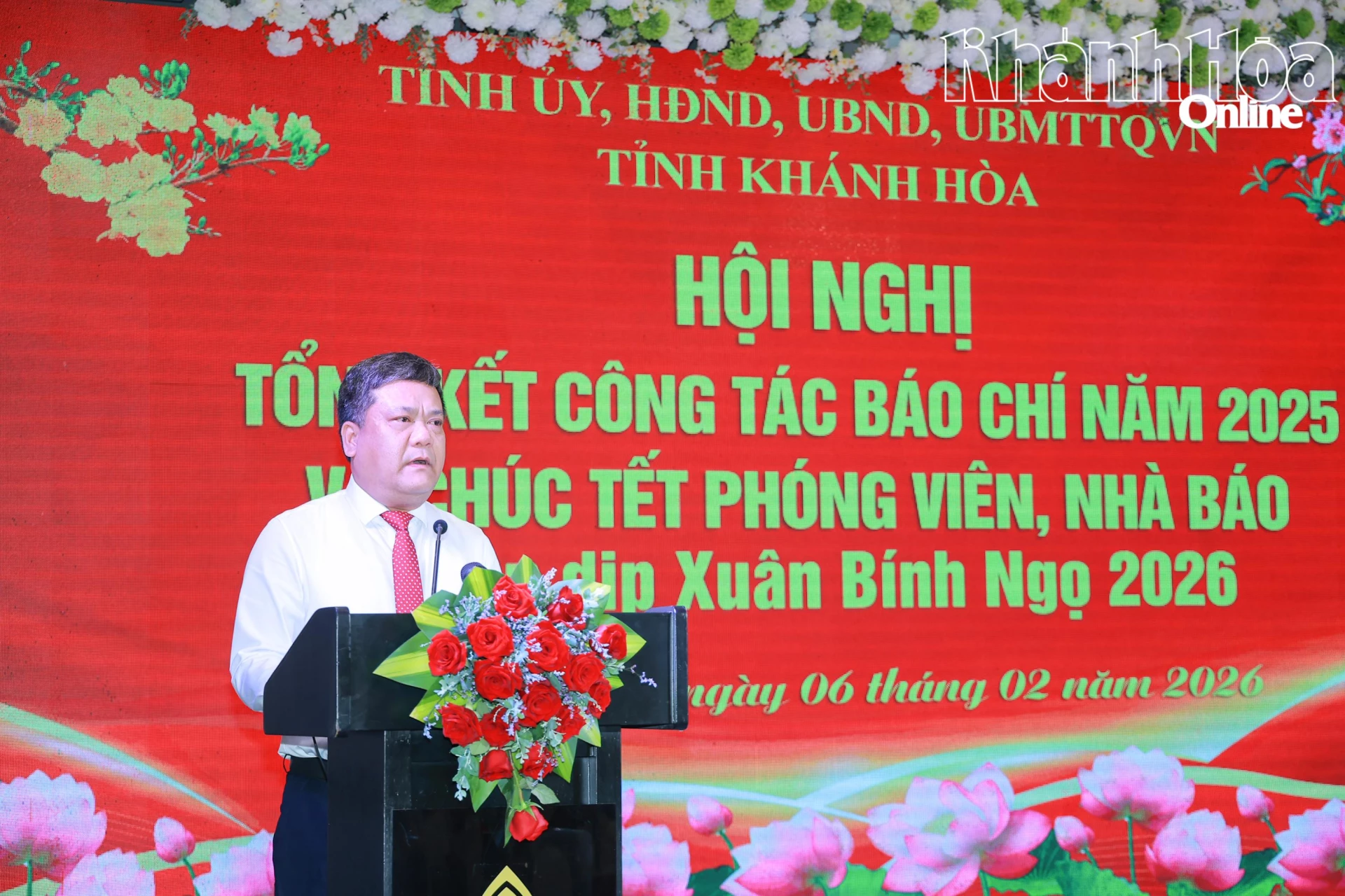 Đồng chí Chủ tịch UBND tỉnh Trần Phong chia sẻ với các phóng viên, nhà báo những ý kiến tâm huyết.