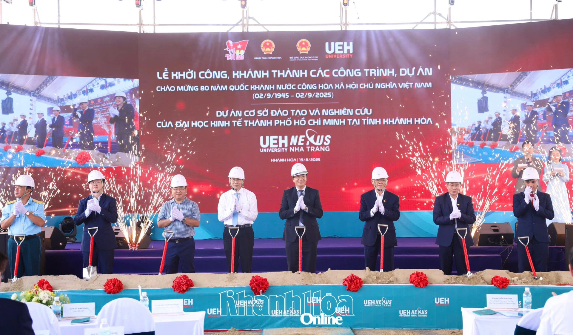 Các đại biểu thực hiện nghi thức lễ khởi công.
