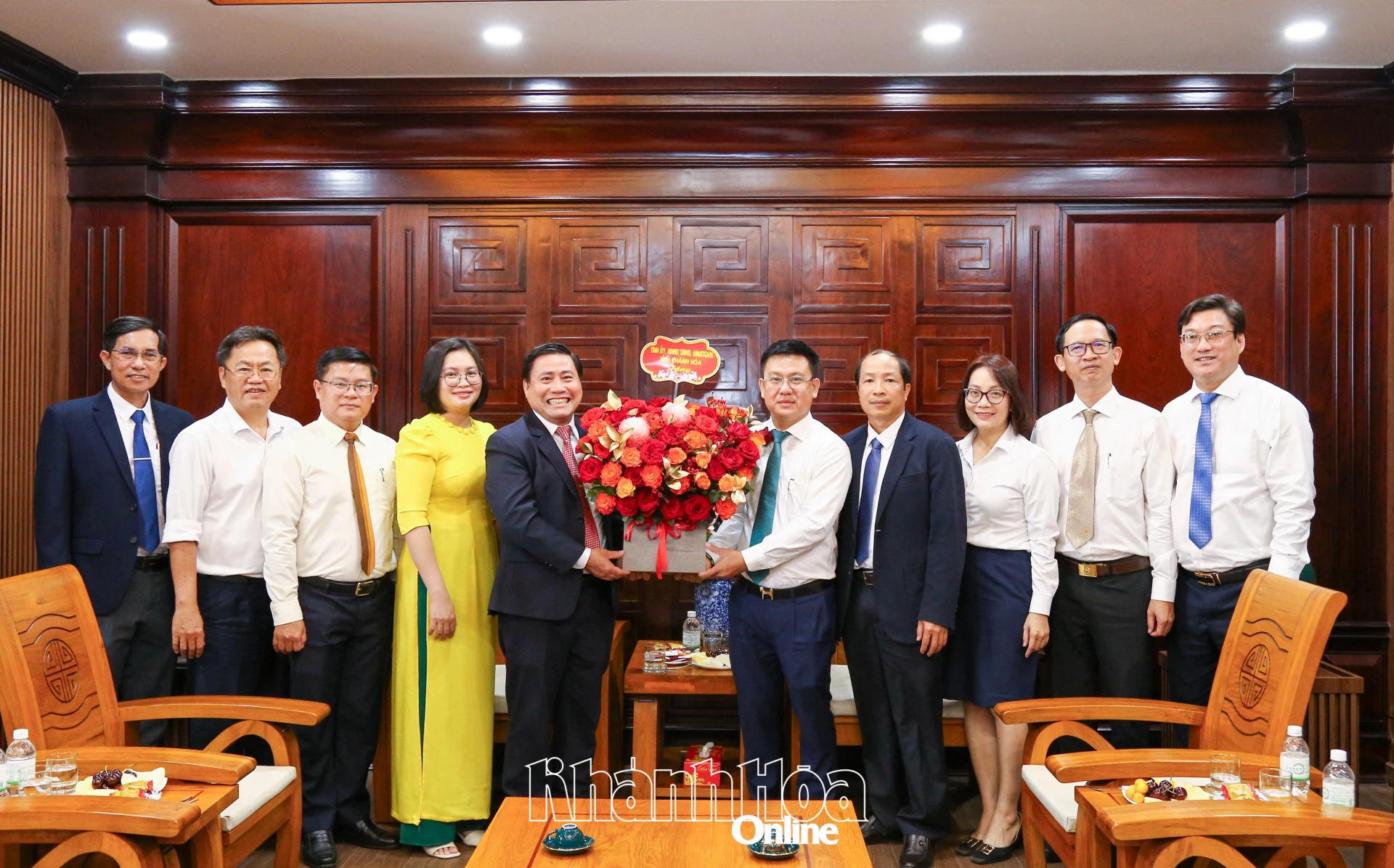 Lãnh đạo tỉnh tặng hoa cho tập thể lãnh đạo Ngân hàng TMCP Đầu tư và Phát triển (BIDV) – Chi nhánh Khánh Hòa