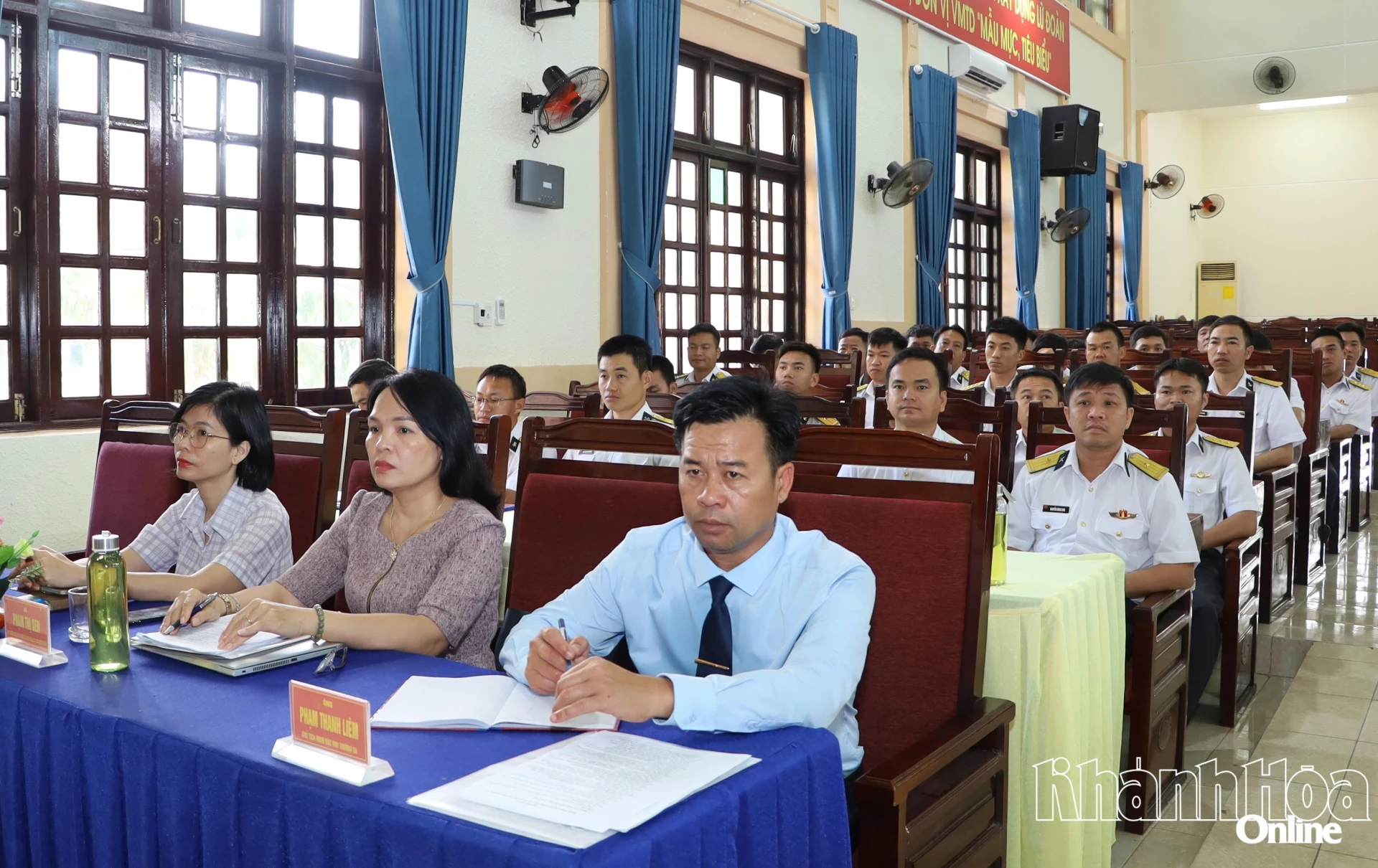 Các đại biểu tham dự hội nghị.