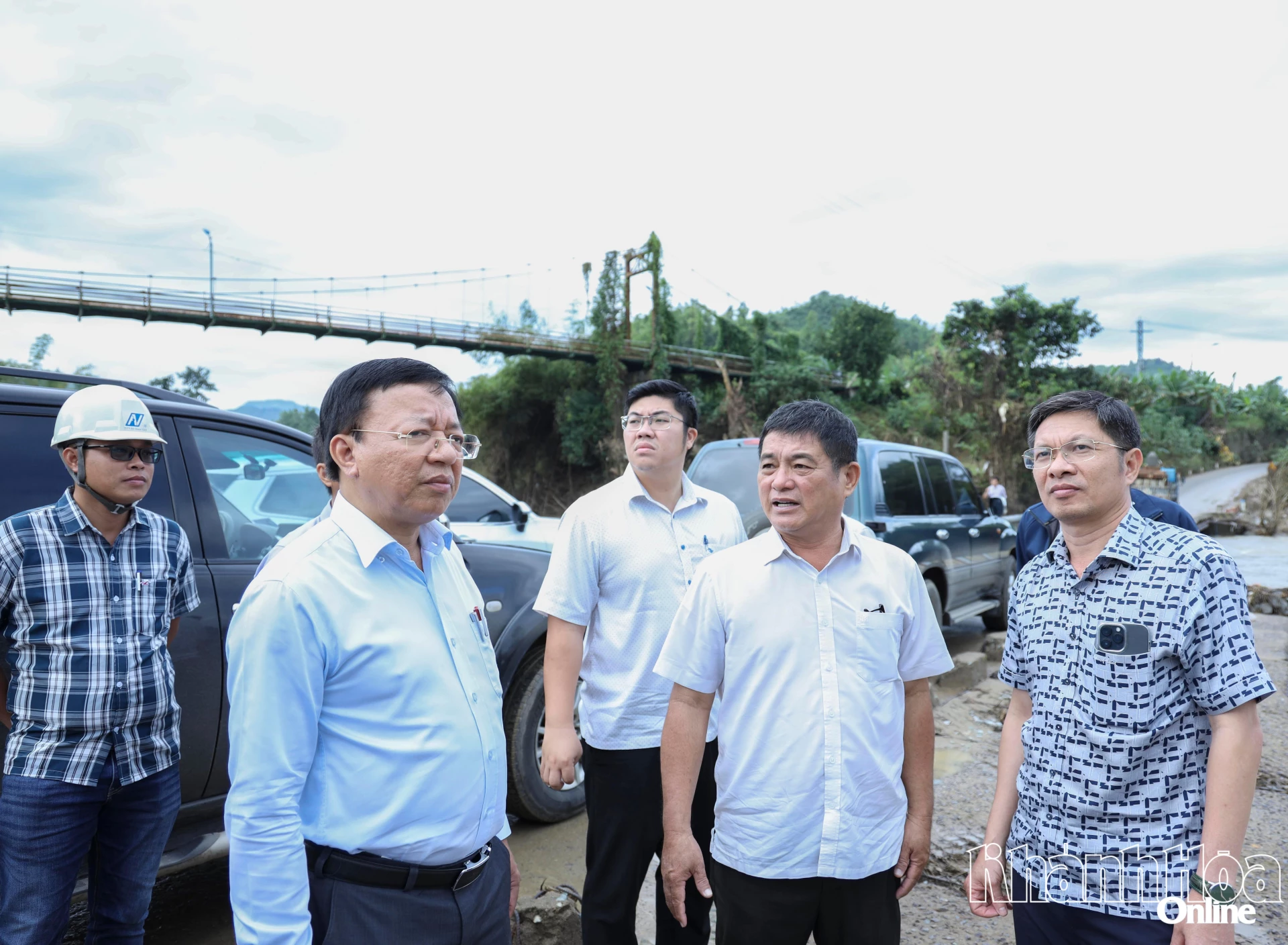 Đồng chí Phó Chủ tịch UBND tỉnh kiểm tra tình hình triển khai tại công trình cầu Thác Ngựa nằm trên tuyến Tỉnh lộ 8B.