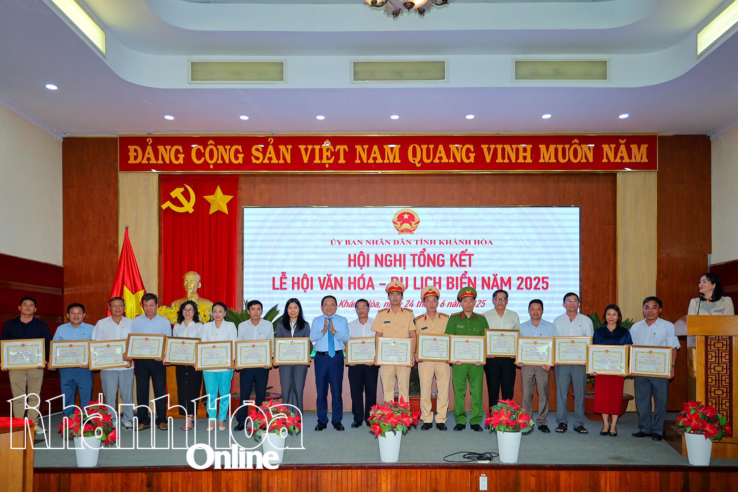 Phó Chủ tịch Thường trực UBND tỉnh Lê Hữu Hoàng trao bằng khen cho các tập thể.