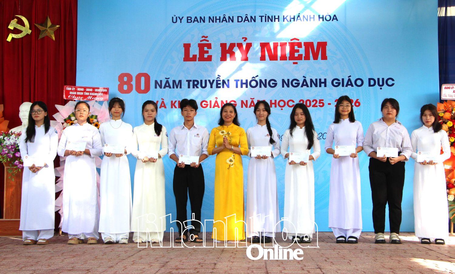 Lãnh đạo Ủy ban MTTQ Việt Nam xã Vạn Ninh trao học bổng cho học sinh có hoàn cảnh khó khăn.