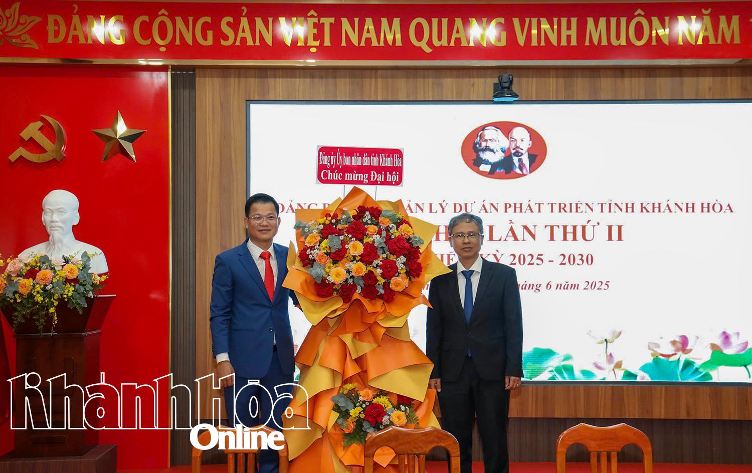 Phó Chủ tịch UBND tỉnh Trần Hòa Nam tặng hoa chúc mừng đại hội.