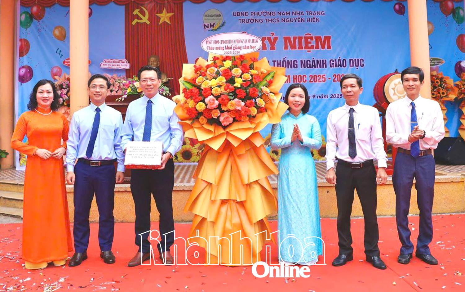 Đồng chí Nguyễn Văn Minh - Chủ tịch UBND phường tặng hoa chúc mừng Trường THCS Nguyễn Hiền.