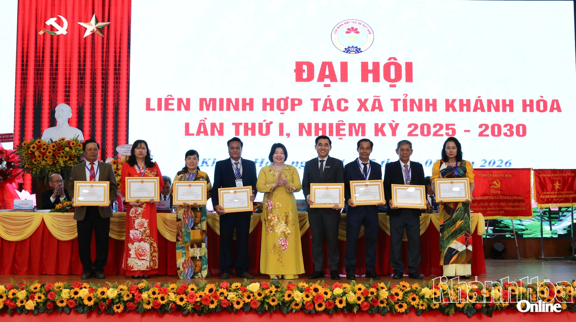 Lãnh đạo Liên minh HTX Việt Nam trao bằng khen cho các tập thể