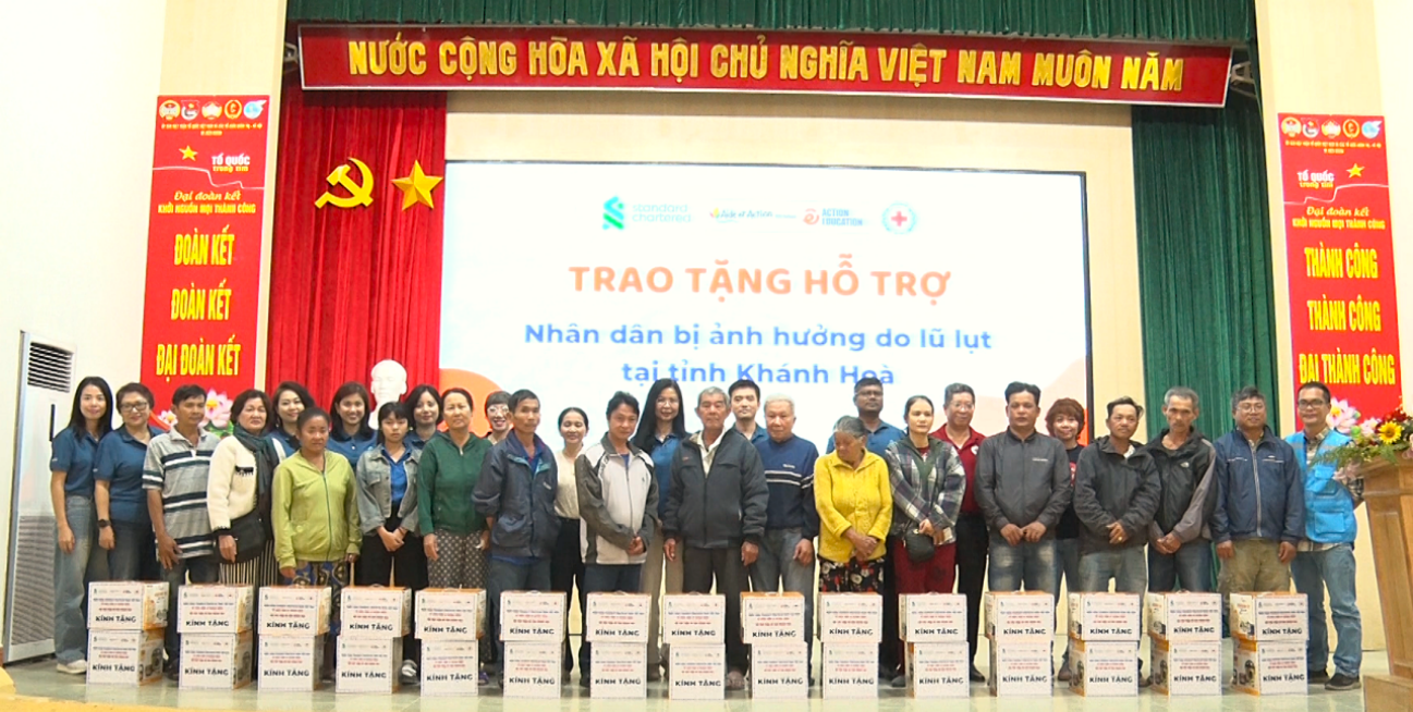 Ban tổ chức trao tặng quà cho các hộ bị ảnh hưởng lũ lụt 