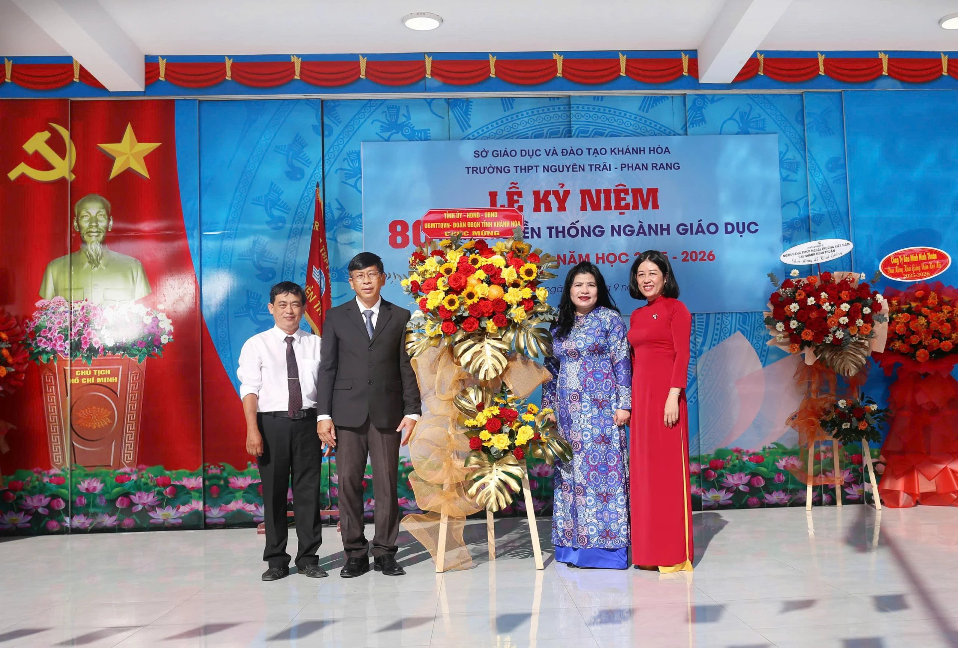 Đồng chí Đàng Thị Mỹ Hương - Phó Trường đoàn chuyên trách đoàn Đại biểu Quốc hội tỉnh tặng hoa chúc mừng nhà trường nhân dịp năm học mới.