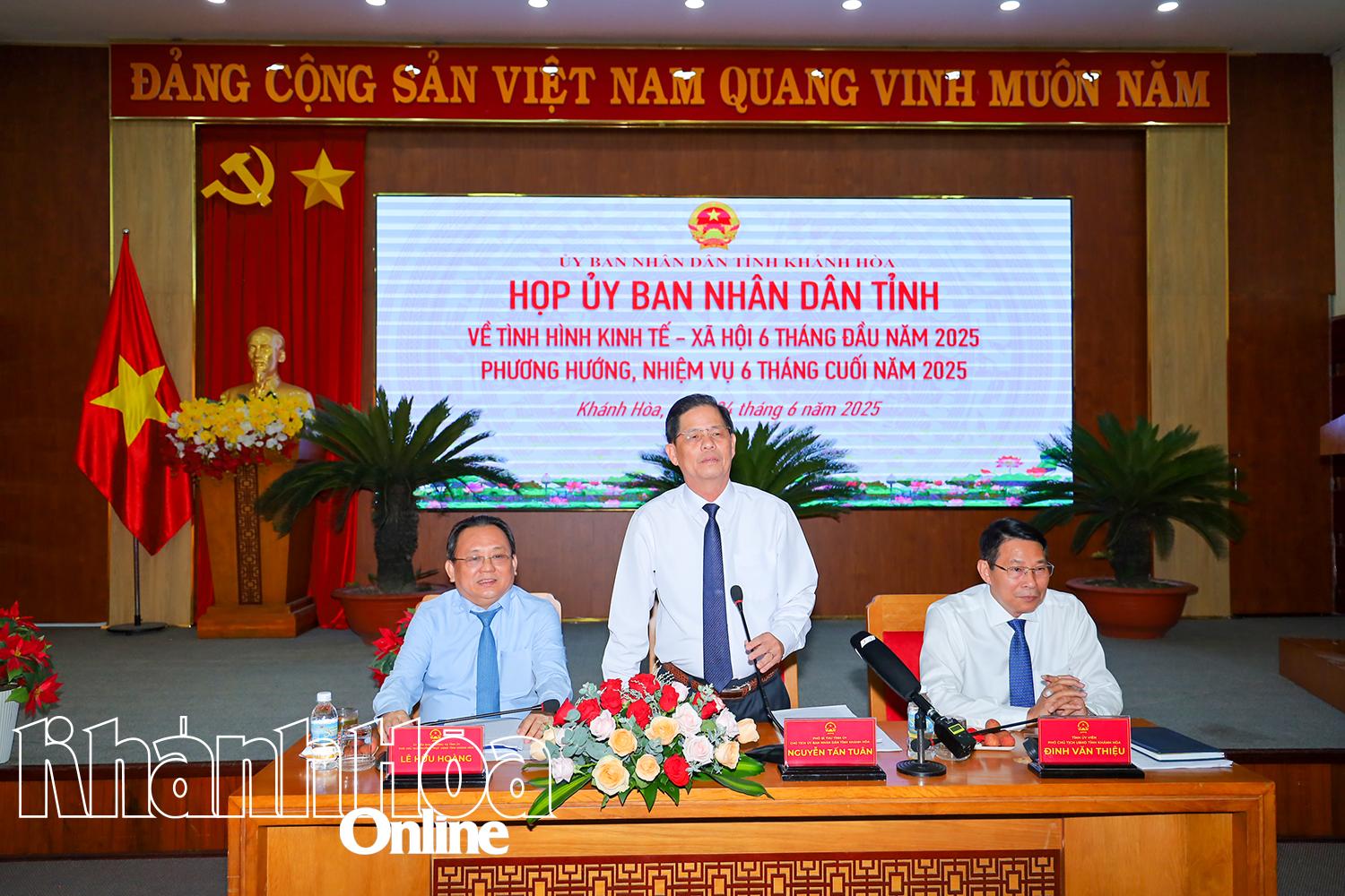 Chủ tịch UBND tỉnh Nguyễn Tấn Tuân phát biểu tại cuộc họp.