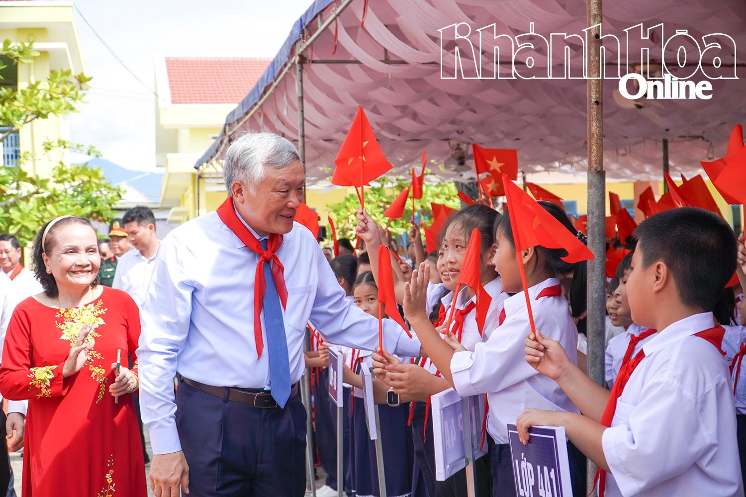 Đồng chí Nguyễn Hòa Bình động viên các em học sinh Trường Tiểu học Nguyễn Lựu.