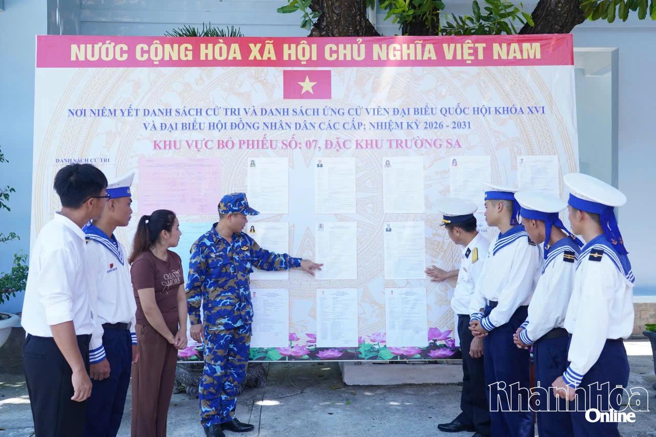 Cán bộ, chiến sĩ và người dân trên đảo Sinh Tồn tìm hiểu lý lịch   của các ứng cử viên đại biểu Quốc hội và đại biểu HĐND các cấp.