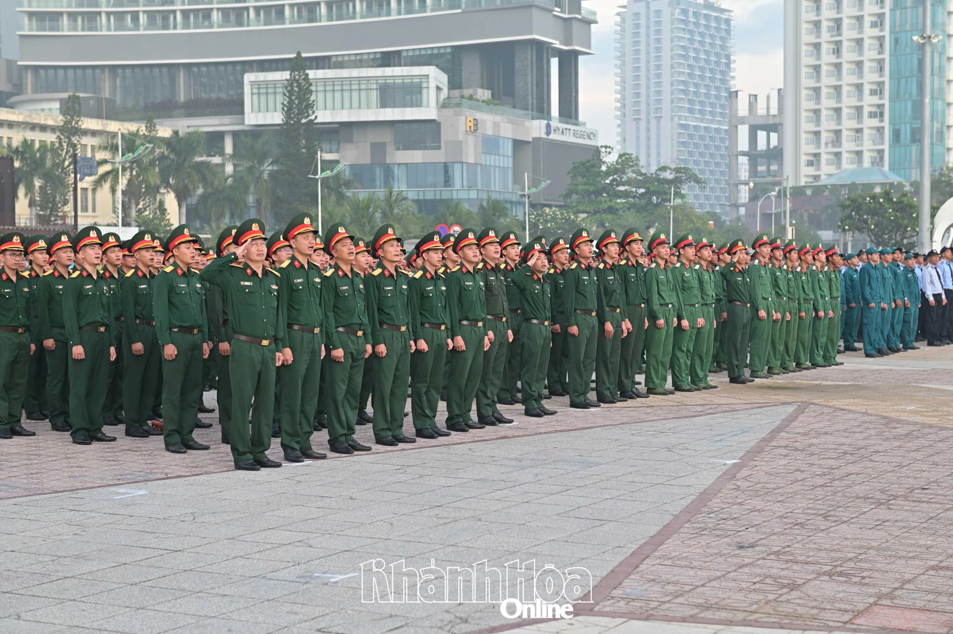 Các đại biểu thực hiện nghi thức chào cờ.