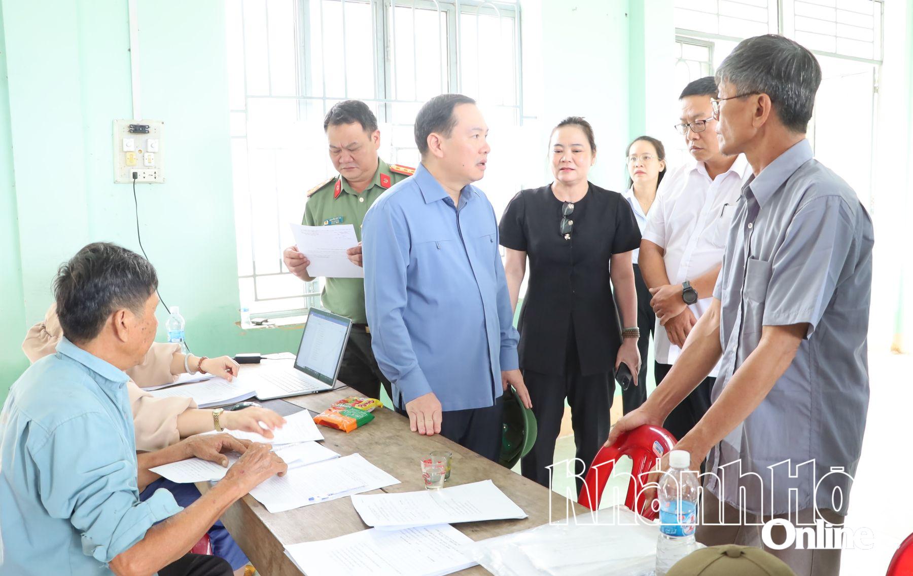 Đồng chí Hồ Xuân Trường kiểm tra việc thống kê, chi hỗ trợ cho người dân phường Ninh Hòa.