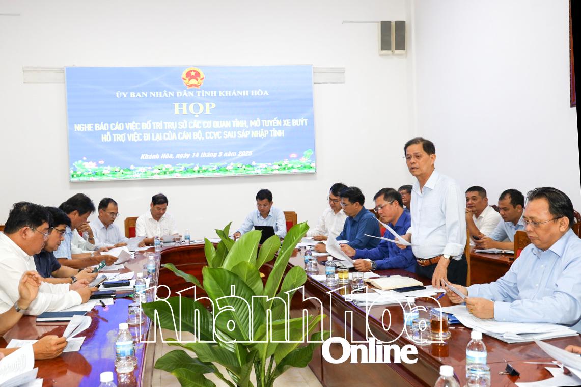Đồng chí Nguyễn Tấn Tuân kết luận cuộc họp.