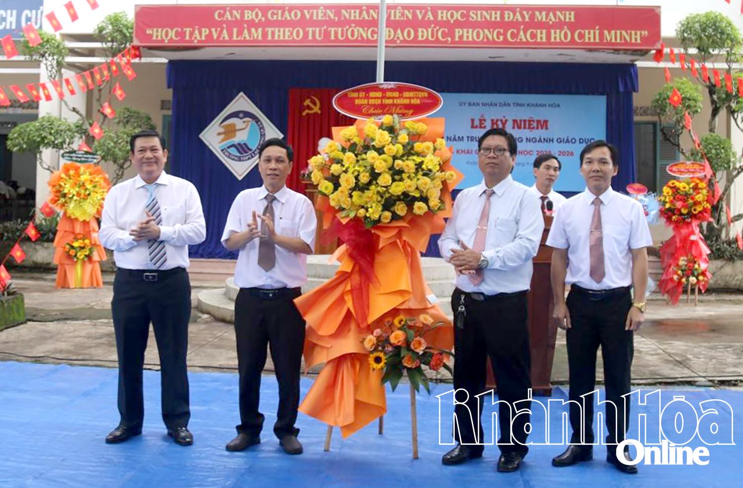Đồng chí Nguyễn Tiến Đức đã trao lẵng hoa chúc mừng của Tỉnh ủy, HĐND, UBND, Ủy ban MTTQ Việt Nam tỉnh, Đoàn đại biểu Quốc hội tỉnh Khánh Hòa tới nhà trường.
