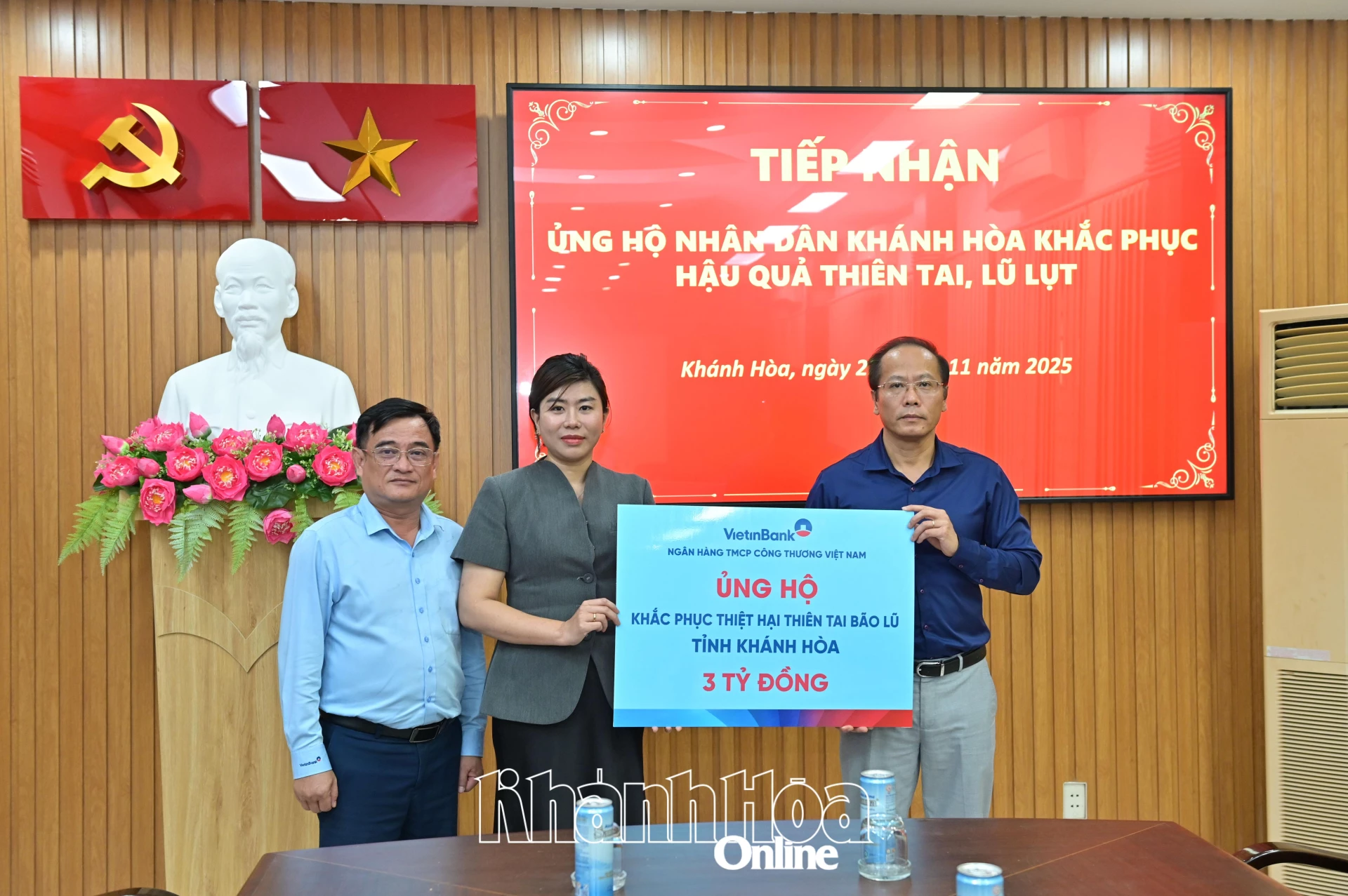 Đồng chí Nguyễn Khắc Hà tiếp nhận bảng tượng trưng kinh phí hỗ trợ từ VietinBank.