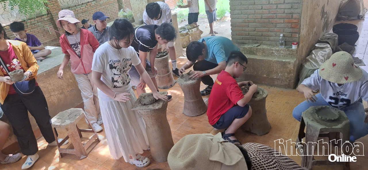 Du khách trải nghiệm làm gốm tại làng gốm Bàu Trúc (xã Ninh Phước).