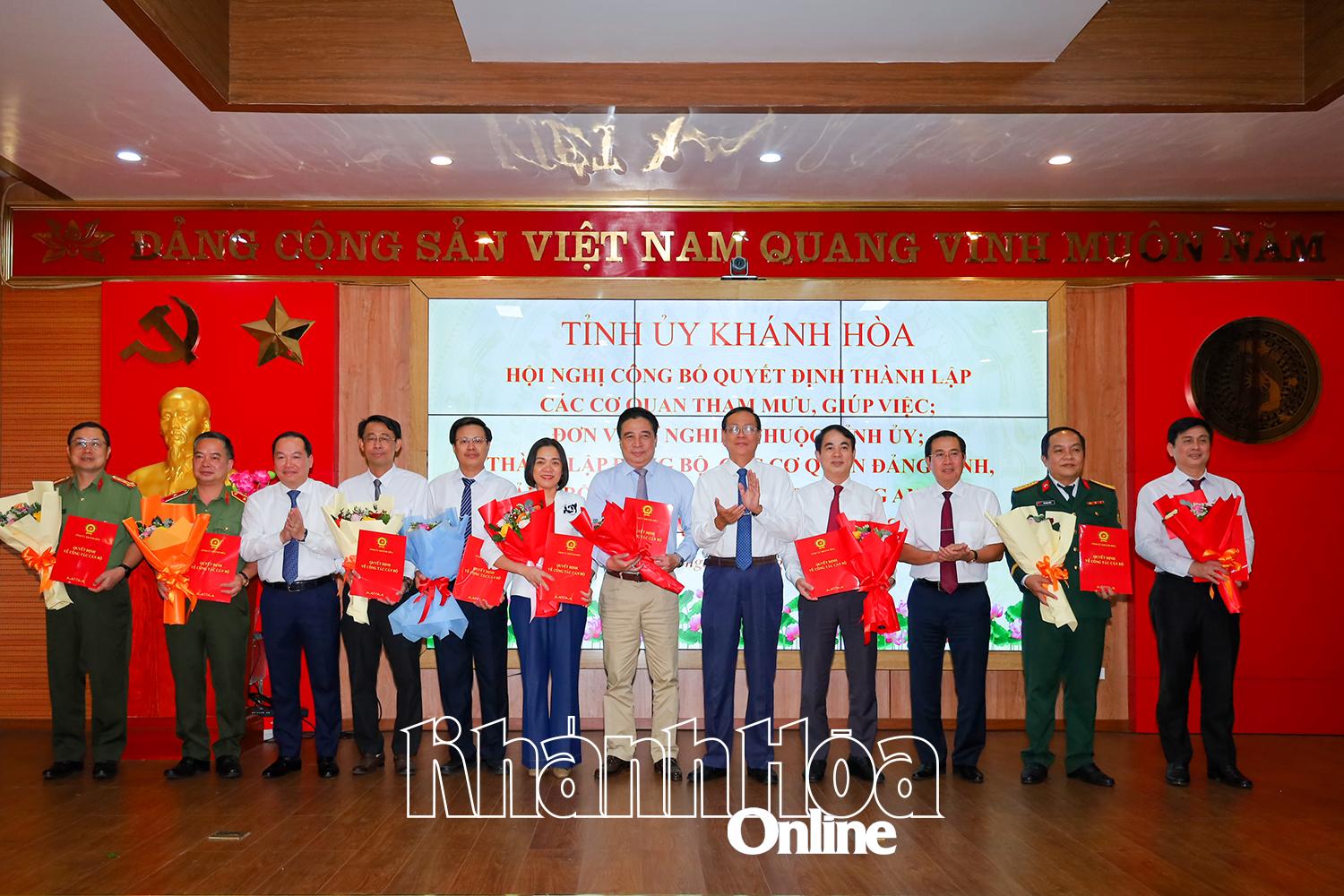 Thường trực Tỉnh ủy trao quyết định thành lập Đảng bộ Các cơ quan Đảng tỉnh, Đảng bộ UBND tỉnh, Đảng bộ Công an tỉnh, Đảng bộ Quân sự tỉnh.