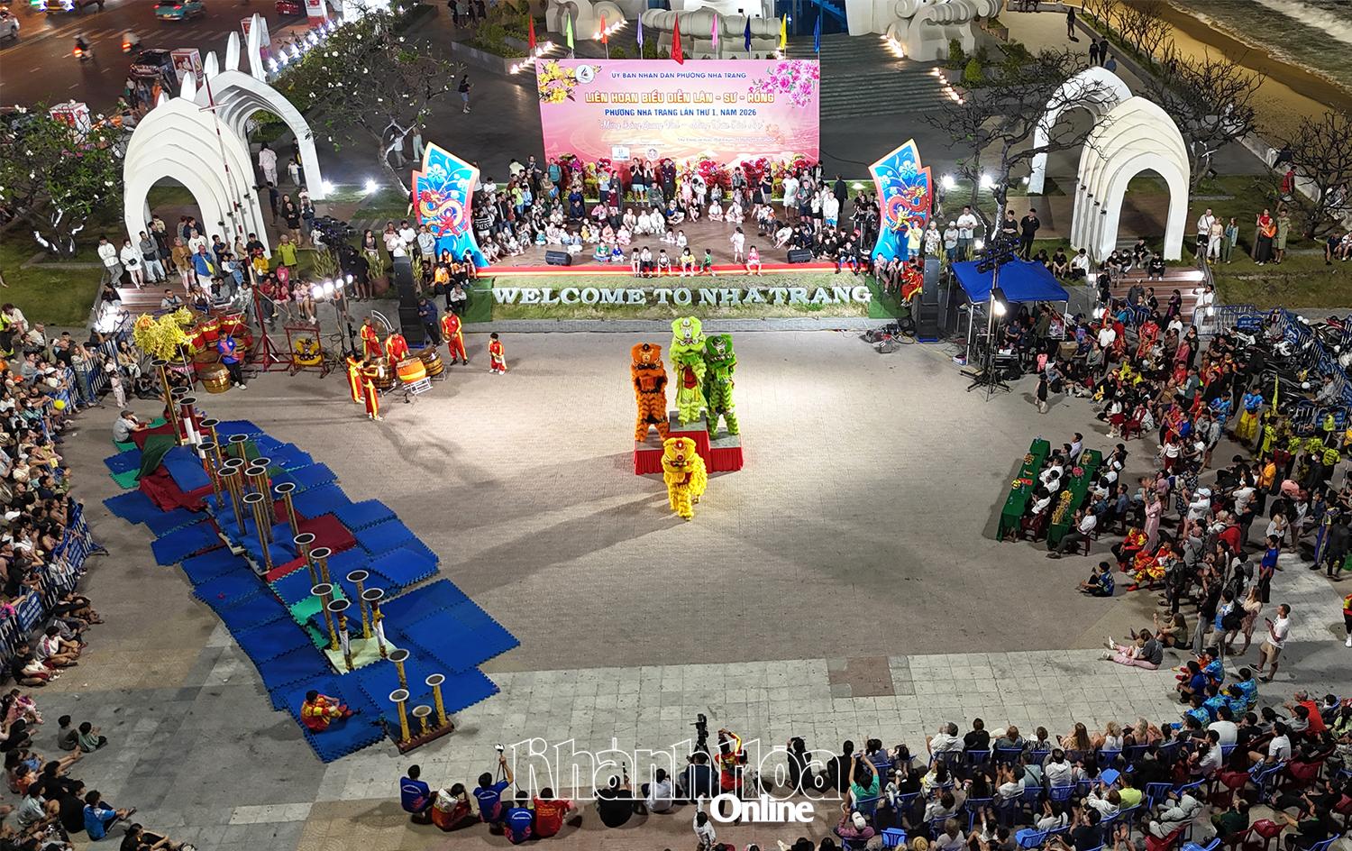 Quảng trường 2 tháng 4 trong bầu không khí nhộn nhịp Liên hoan Lân - sư - rồng phường Nha Trang lần thứ I.