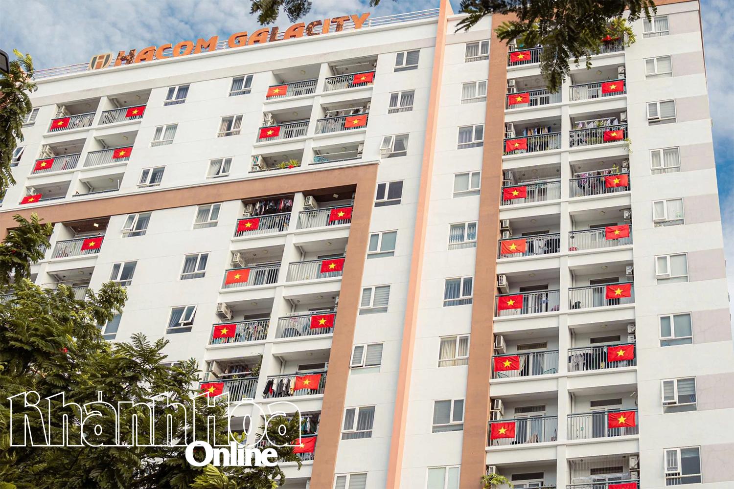 Khu chung cư Hacom Galacity (phường Phan Rang) trang trí cờ chào mừng Quốc khánh 2-9. Ảnh: HỒNG NGUYỆT
