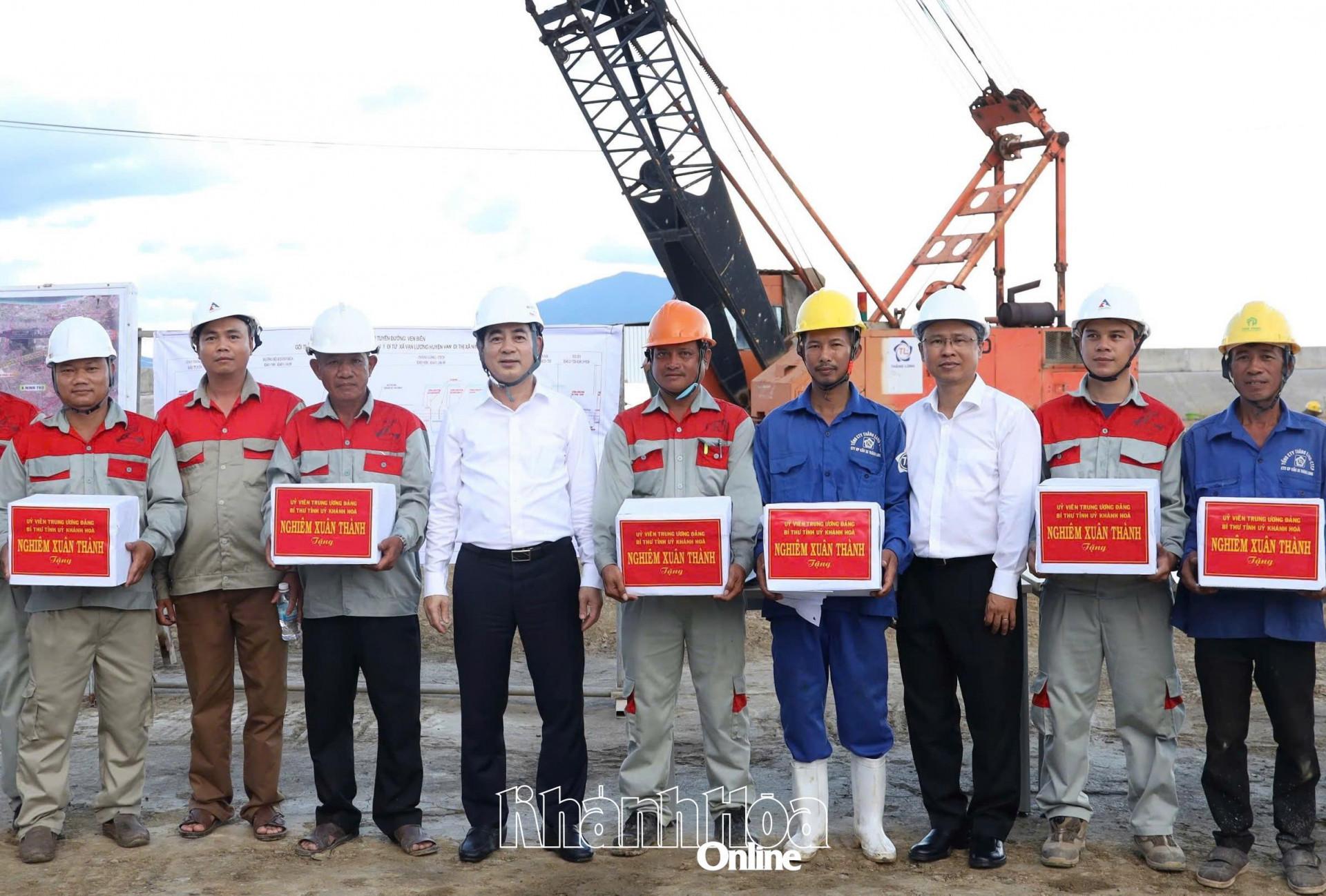 Bí thư Tỉnh ủy Nghiêm Xuân Thành cùng Phó Chủ tịch UBND tỉnh Trần Hòa Nam tặng quà cho công nhân đang thi công Dự án Tuyến đường ven biển từ xã Vạn Lương, huyện Vạn Ninh đi thị xã Ninh Hòa 