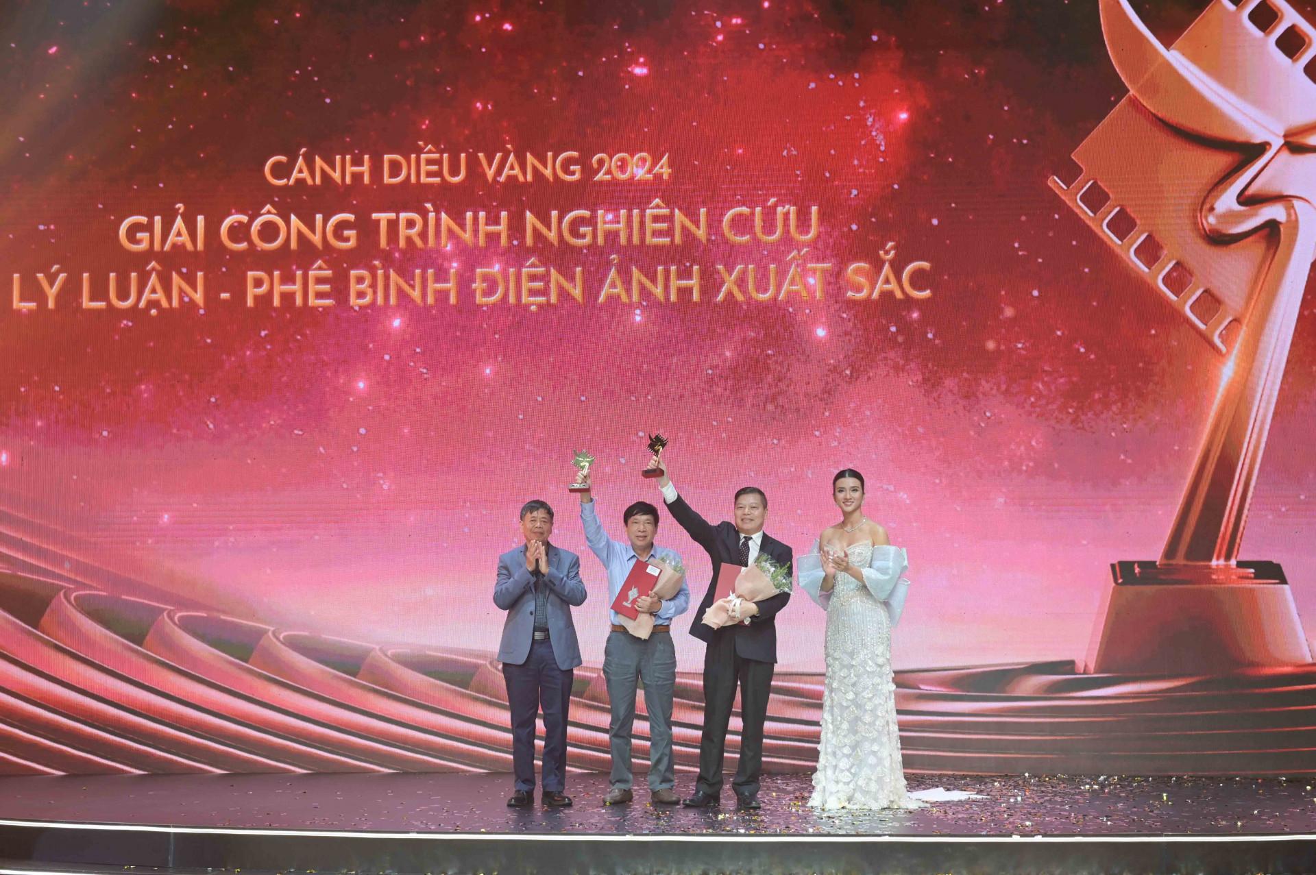 Giải Cánh diều vàng hạng mục công trình nghiên cứu lý luận, phê bình điện ảnh thuộc về “Điện ảnh như là thủ pháp” và “Bụi vàng lấp lánh”.