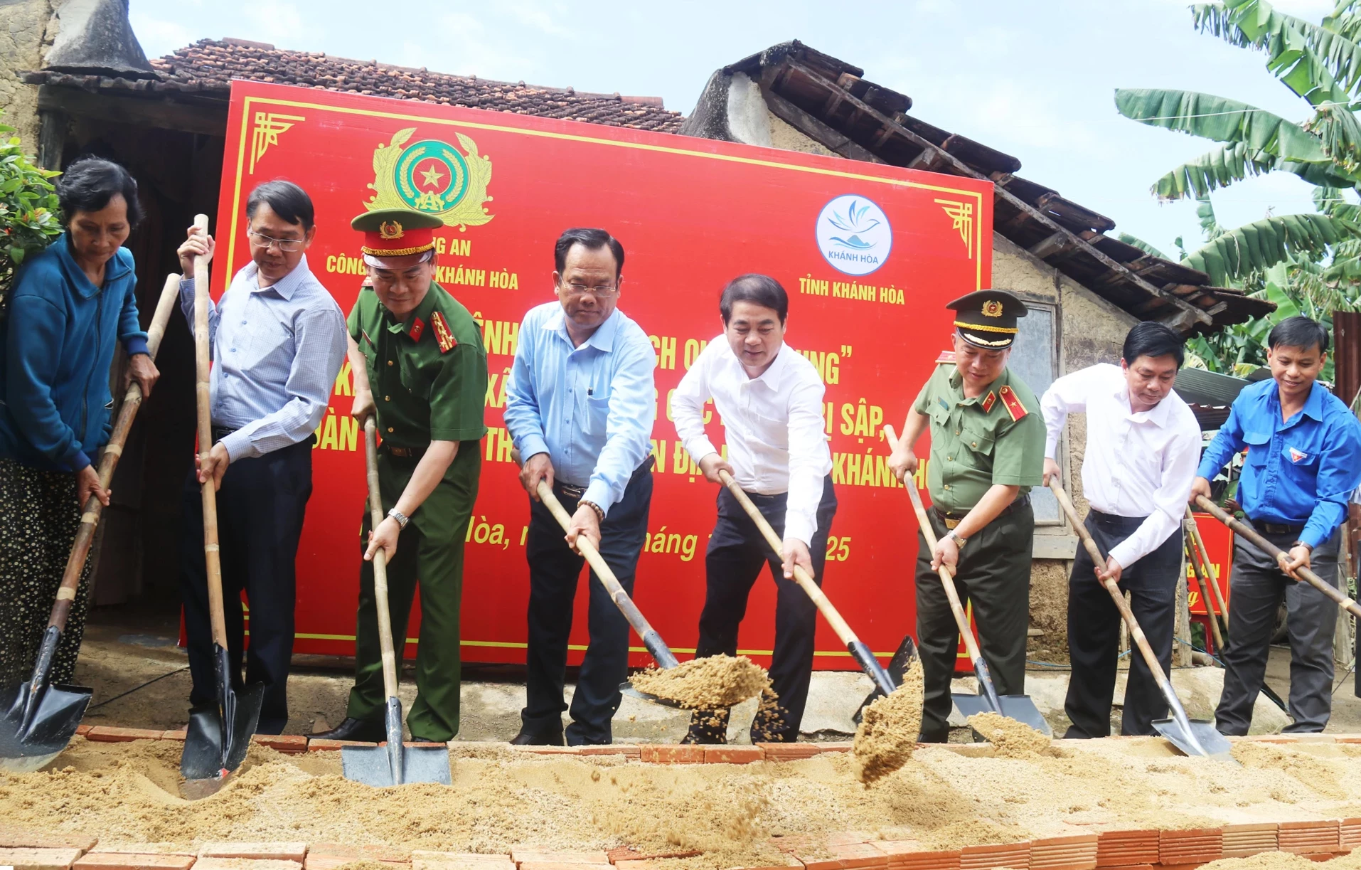 Bí thư Tỉnh ủy Nghiêm Xuân Thành và các đại biểu thực hiện nghi thức khởi công xây dựng nhà cho gia đình bà Nguyễn Thị Mỹ Châu.