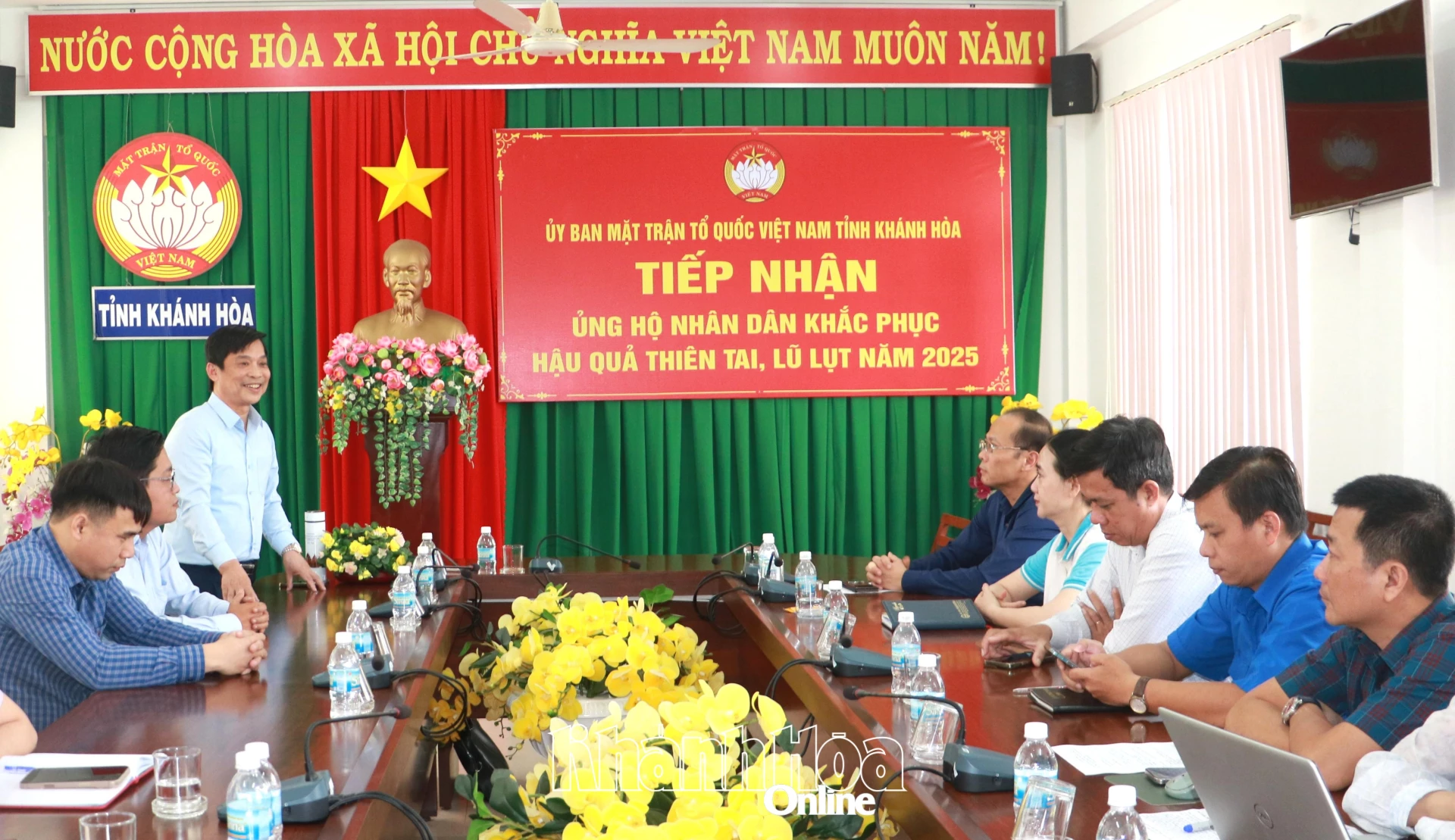 Đồng chí Nguyễn Anh Tuấn chia sẻ với những thiệt hại với chính quyền và Nhân dân tỉnh Khánh Hòa