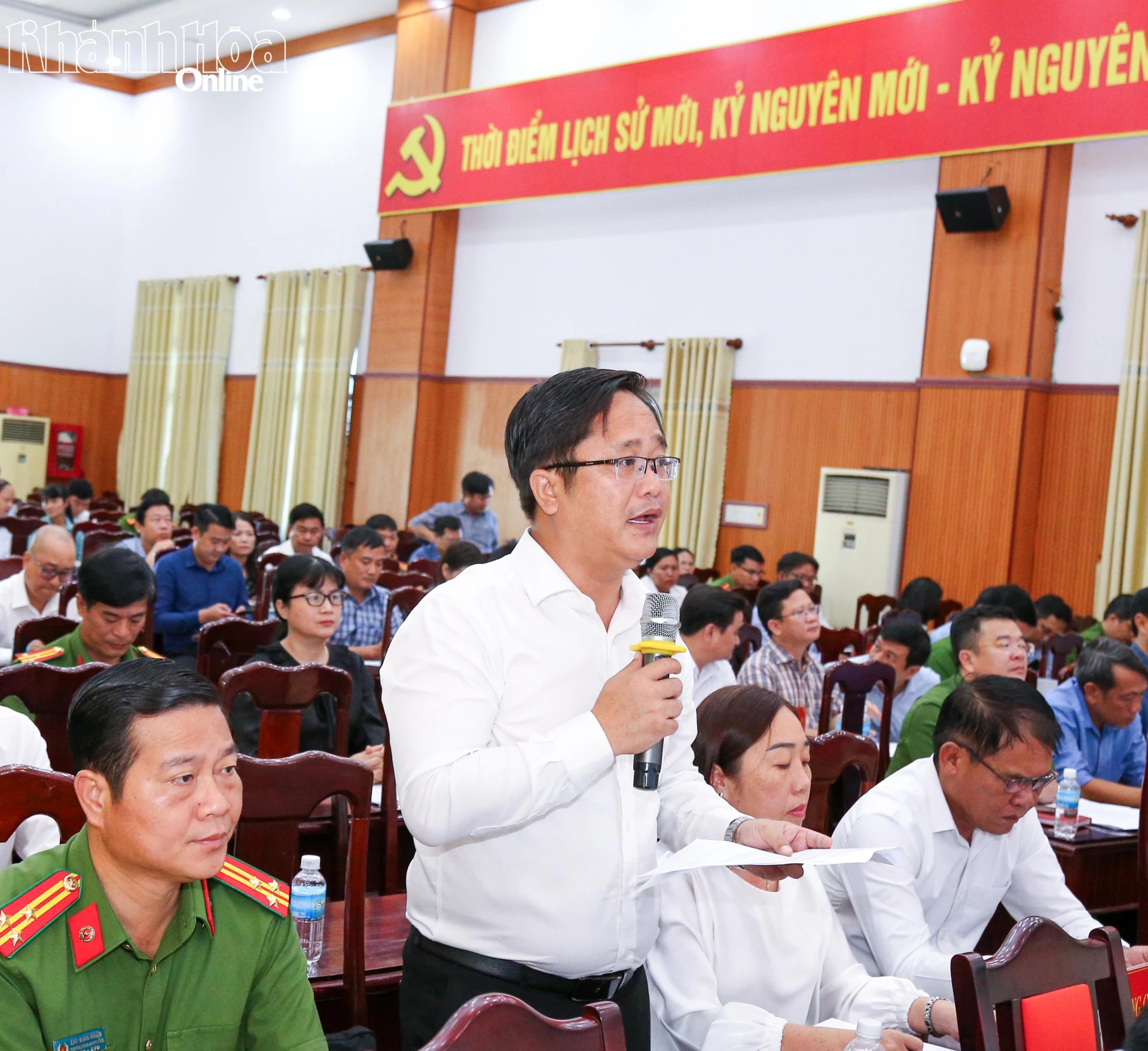 Lãnh đạo phường Cam Ranh báo cáo công tác chuẩn bị bầu cử của địa phương